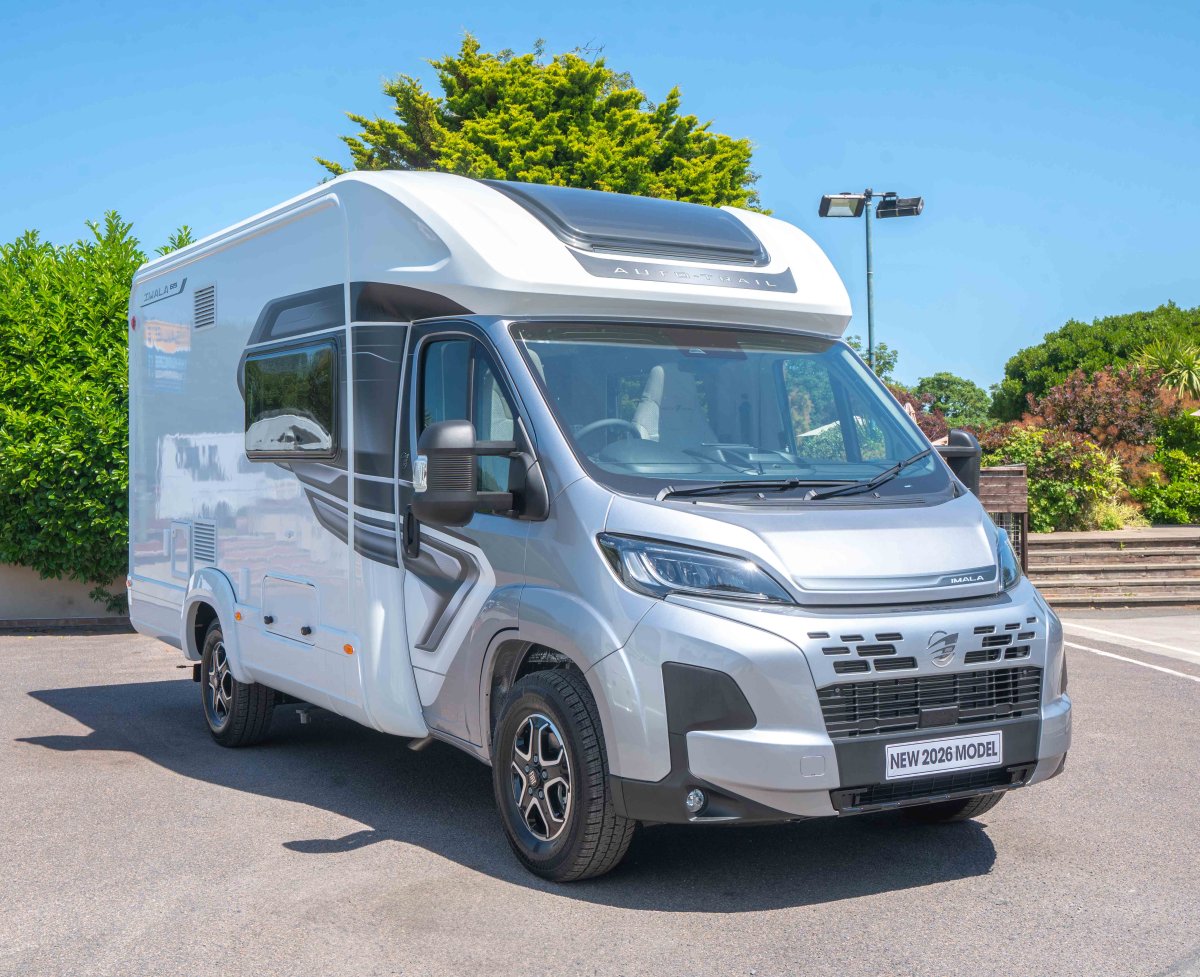 Auto-Trail Imala 615 140BHP Lo Line Auto 4 Berth French Bed - Exterior - Front