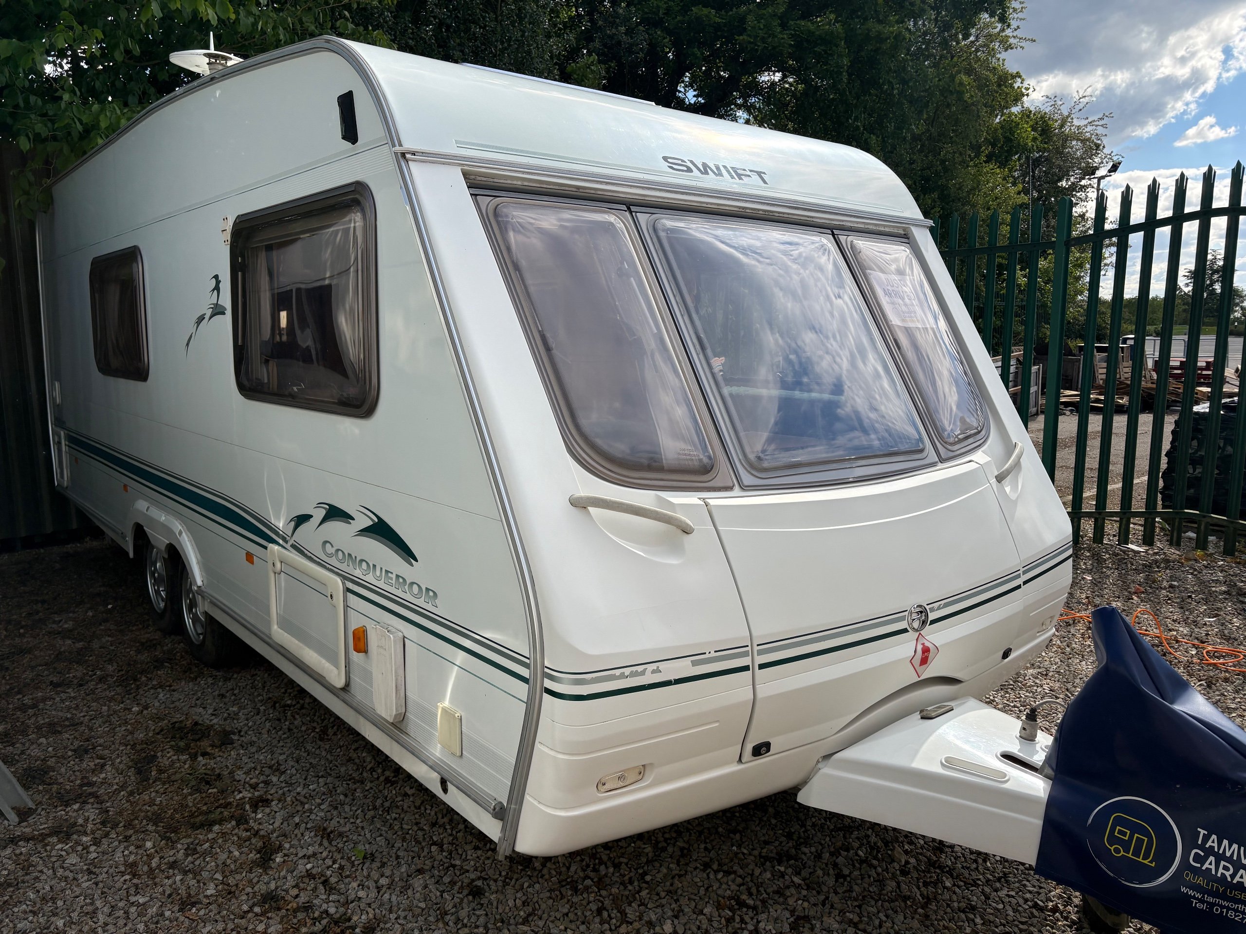 Swift Conqueror 580 - Exterior - Front