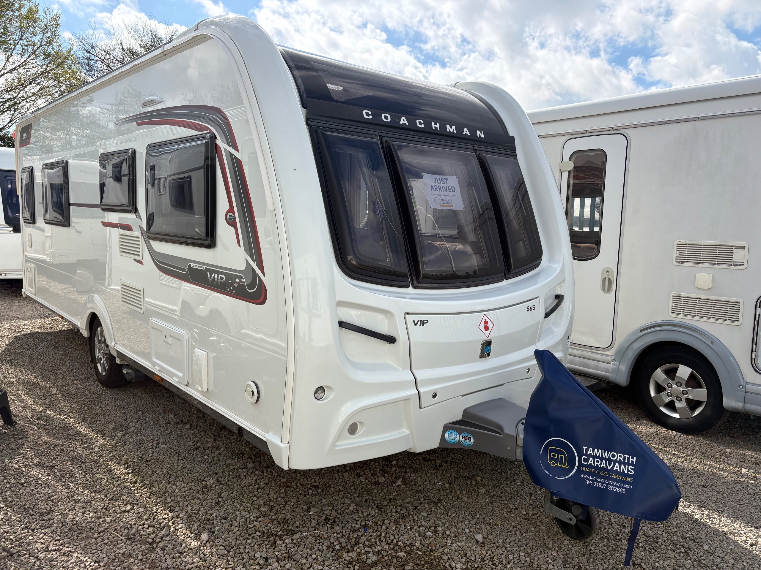 Coachman VIP 565 - Exterior - Front