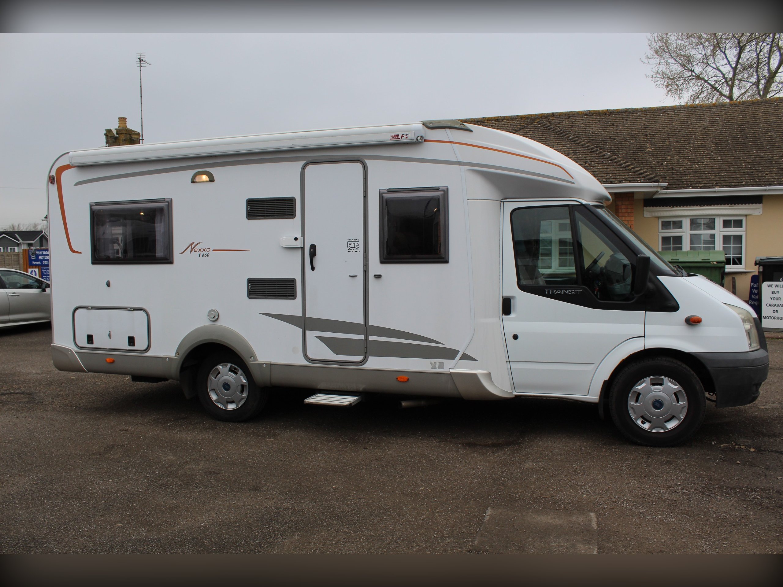 2008 Burstner Nexxo T660 - Exterior - Front