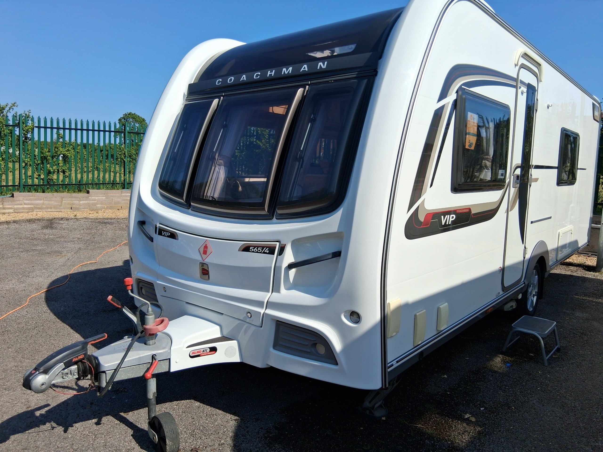 Coachman VIP 565 - Exterior - Front
