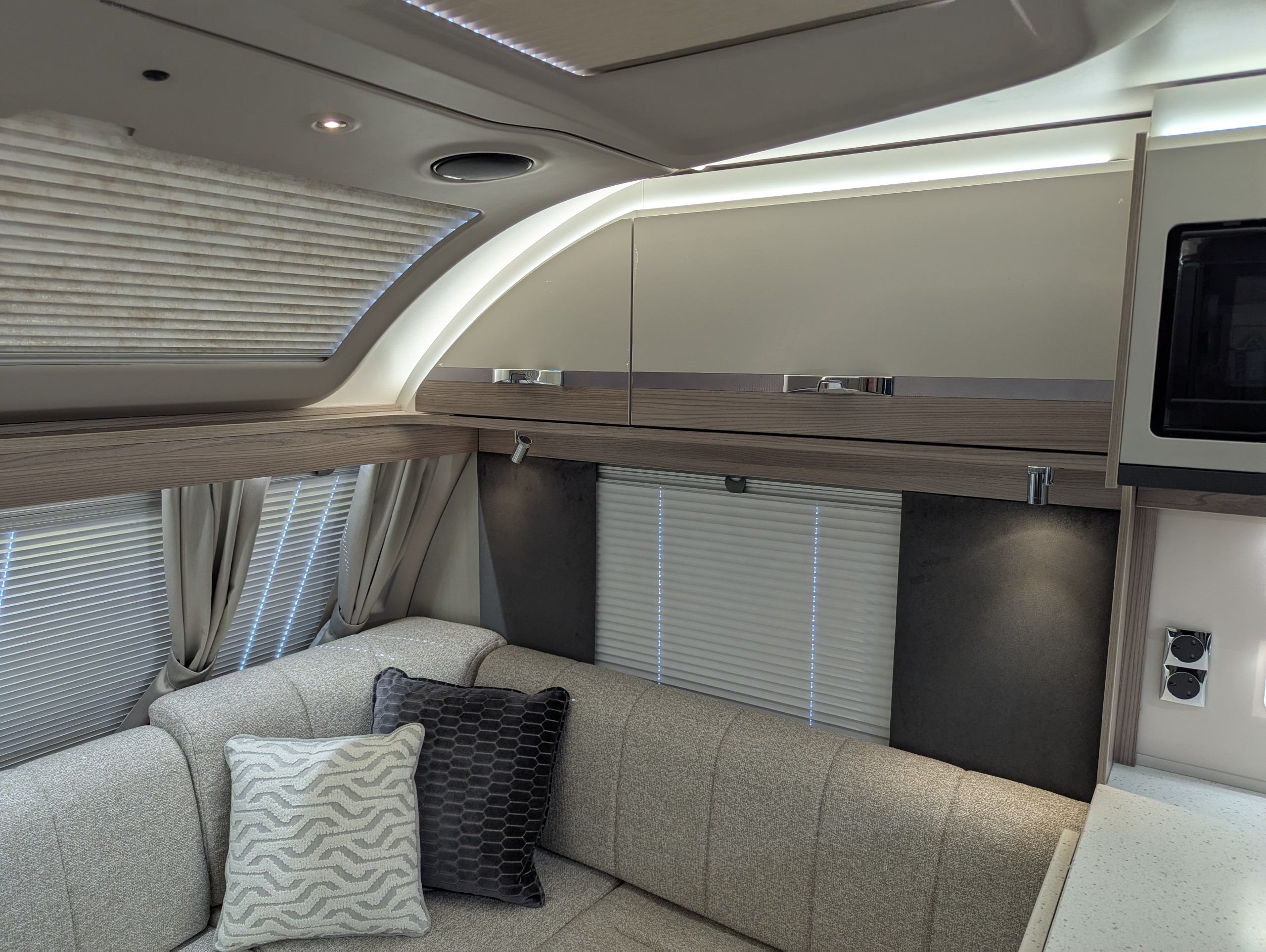 2027 Swift Conqueror Grande 560L