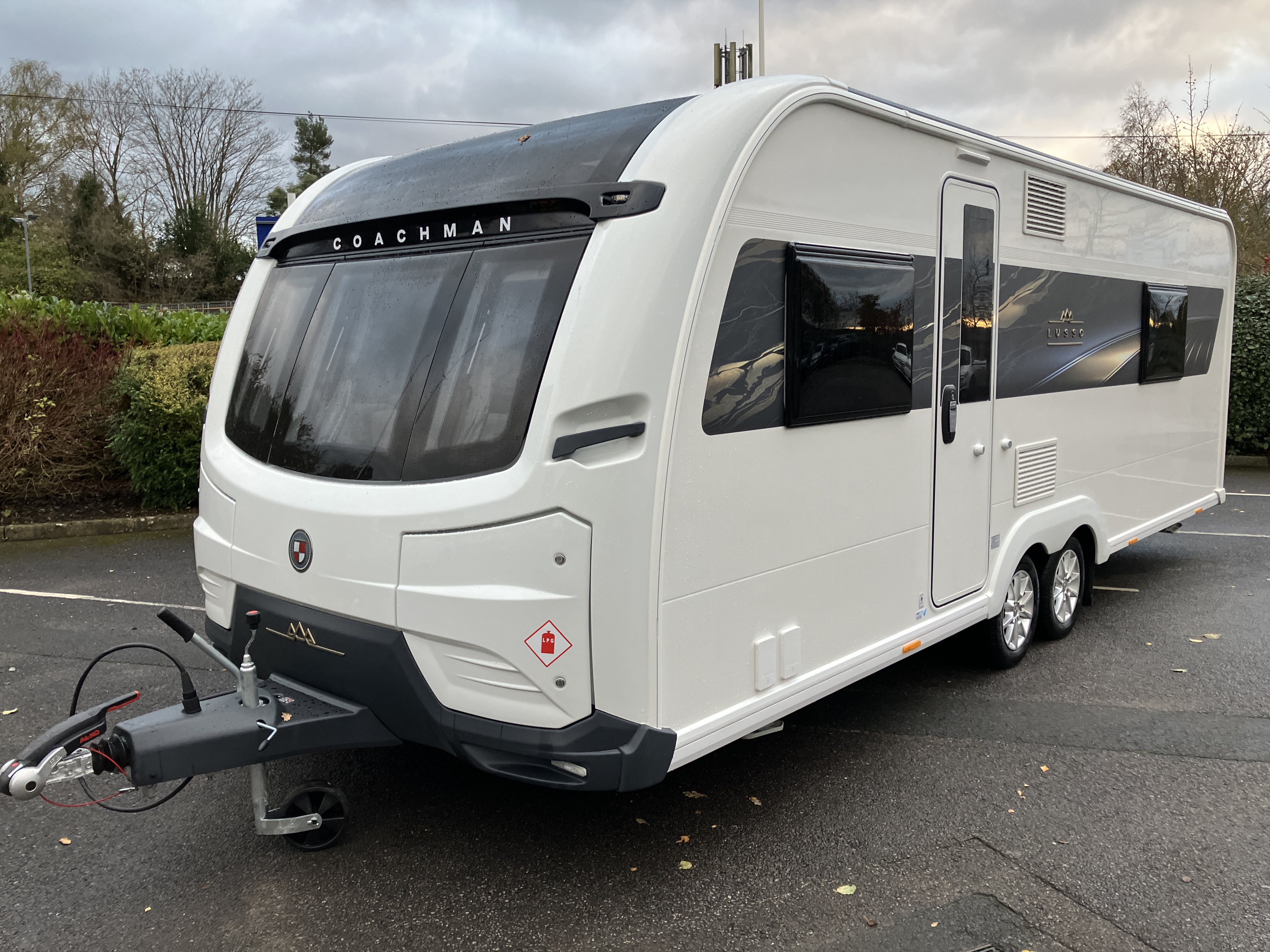 Coachman Lusso II (2022) 4-Berth Twin Axle Caravan with Fixed Island Bed
