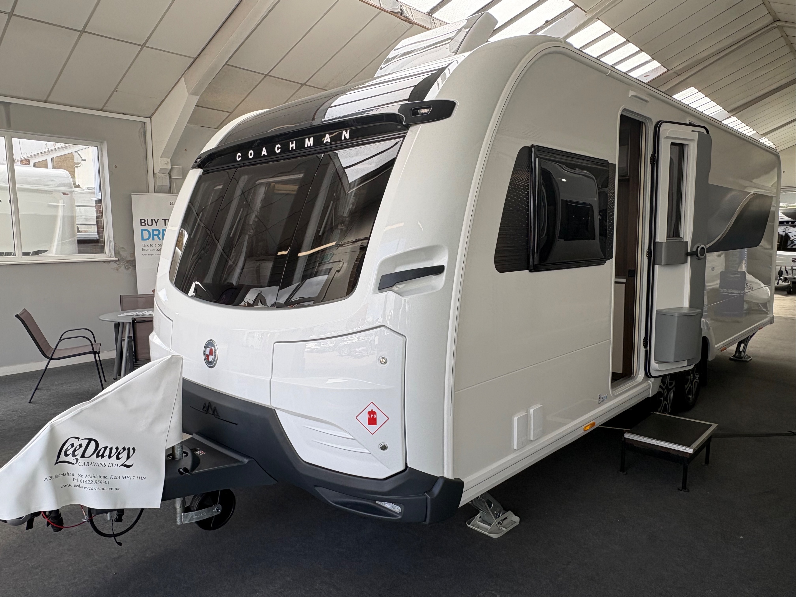 Coachman Lusso 4 - Exterior - Front
