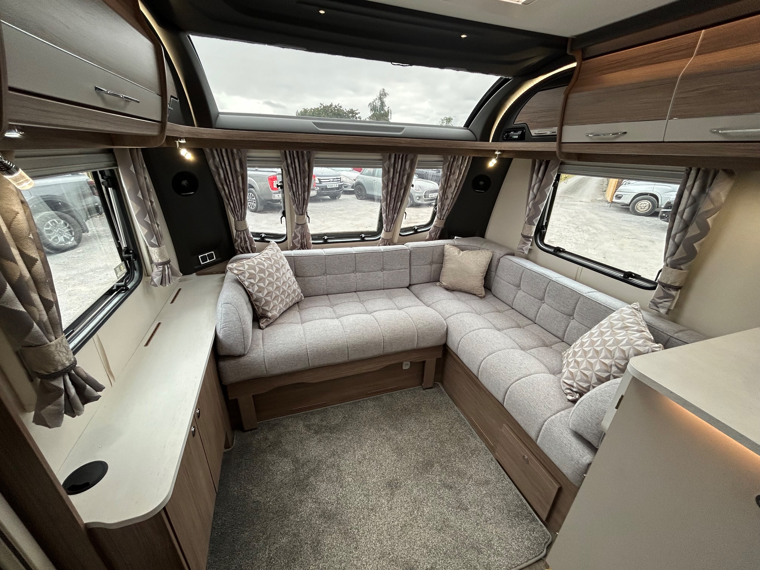 Coachman VIP 540 Xtra / 4    -  8 FOOT WIDE