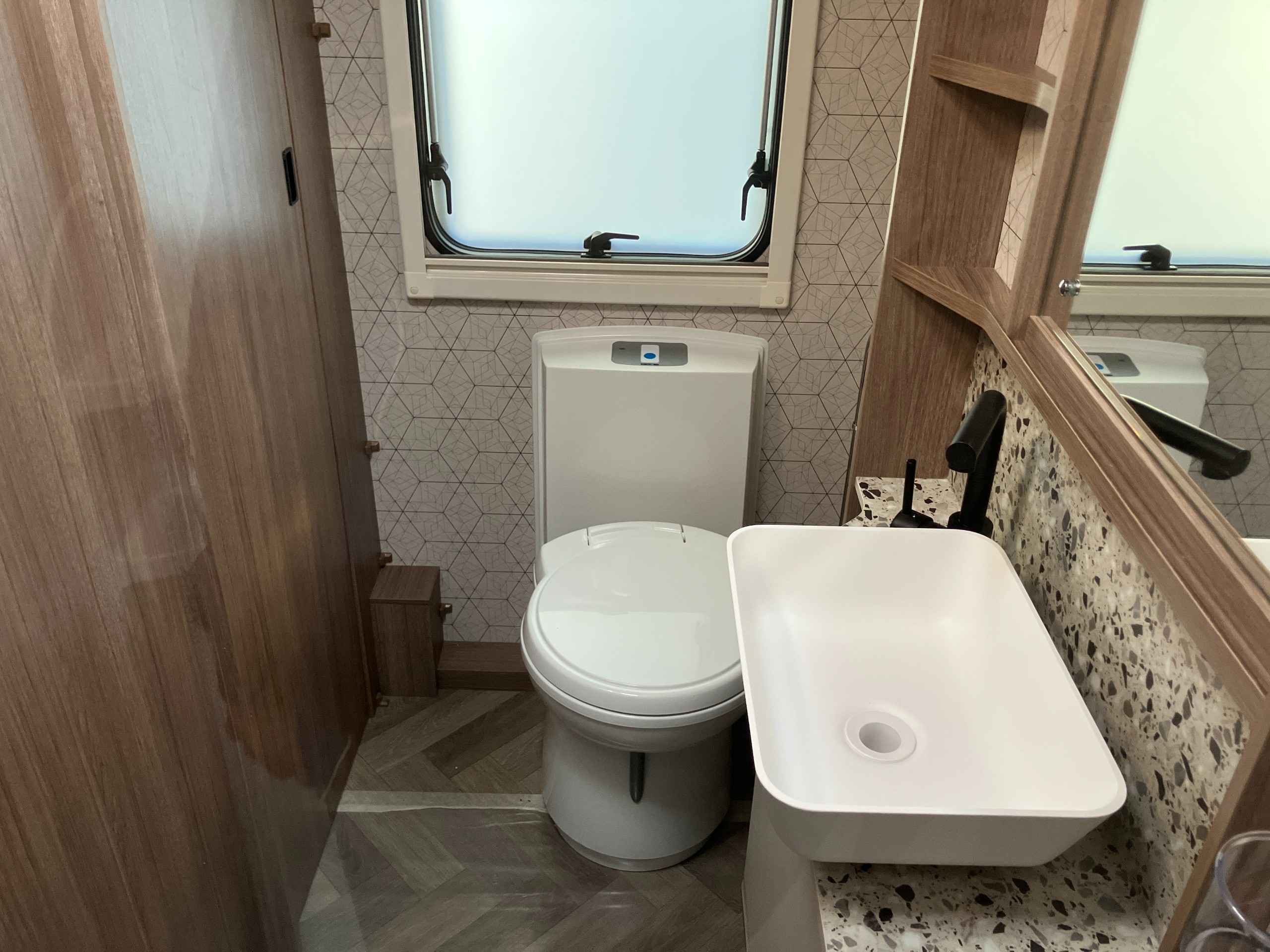 2027 Coachman Acadia 575 Midhurst Premier Plus Sussex Special Edition - LAST ONE, DEMONSTRATOR DISCOUNT, AVAILABLE NOW!