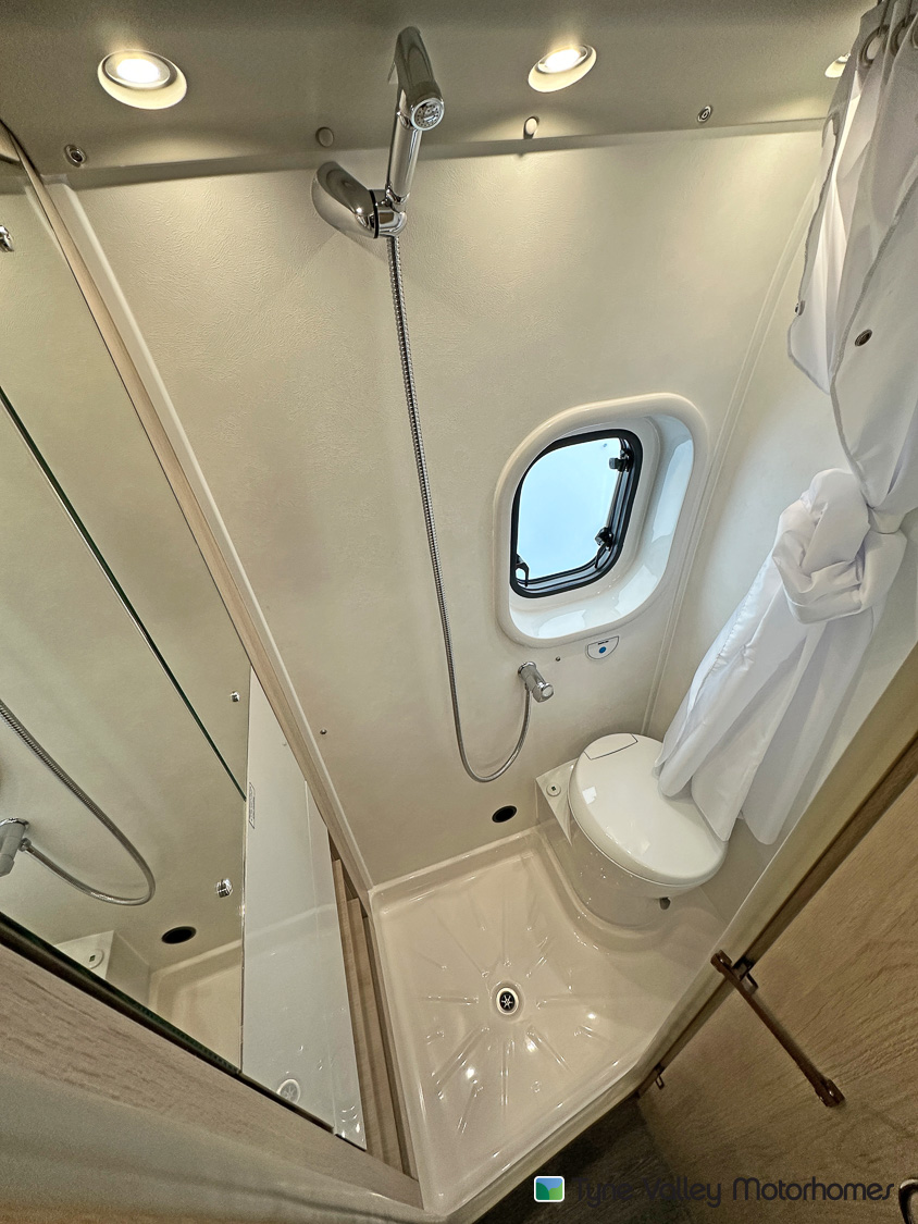 2025 Auto-Trail Expedition 67