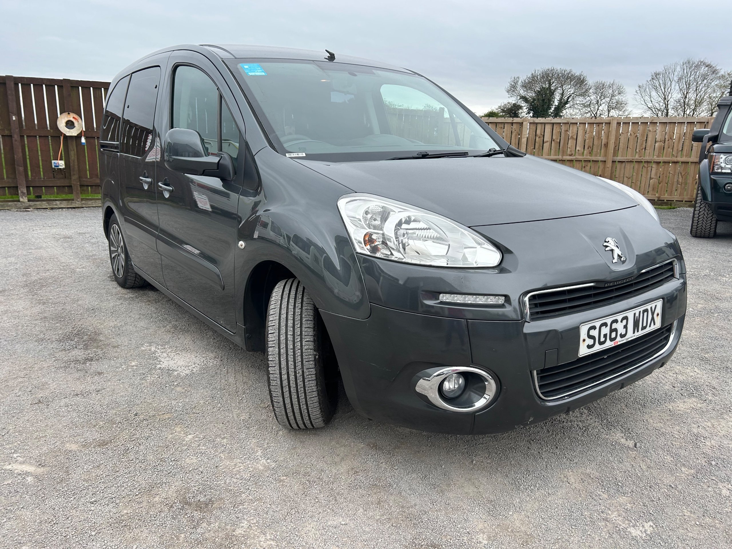 2013 Peugeot Partner Tepee - Exterior - Front