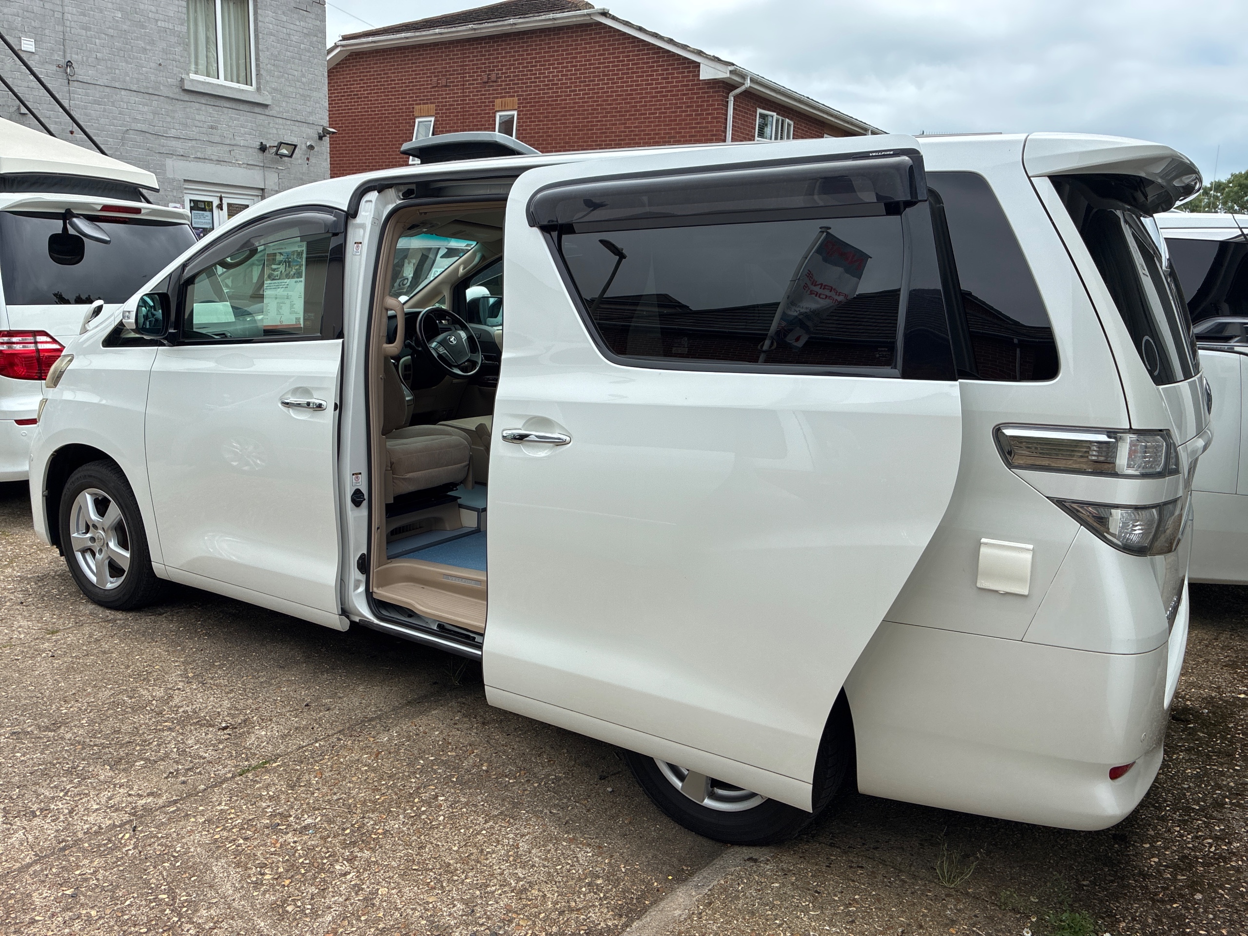 Toyota Vellfire Day van camper conversion 3.5 V6 petrol automatic low miles cruise control, 240v mains hook up, APPLE CARPLAY UK SAT NAV Stereo upgrade
