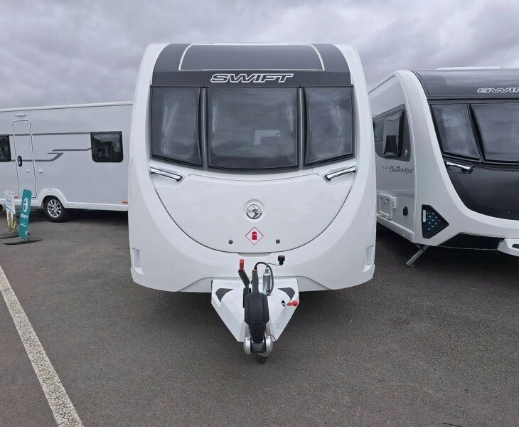 Swift Challenger 390 - Exterior - Front
