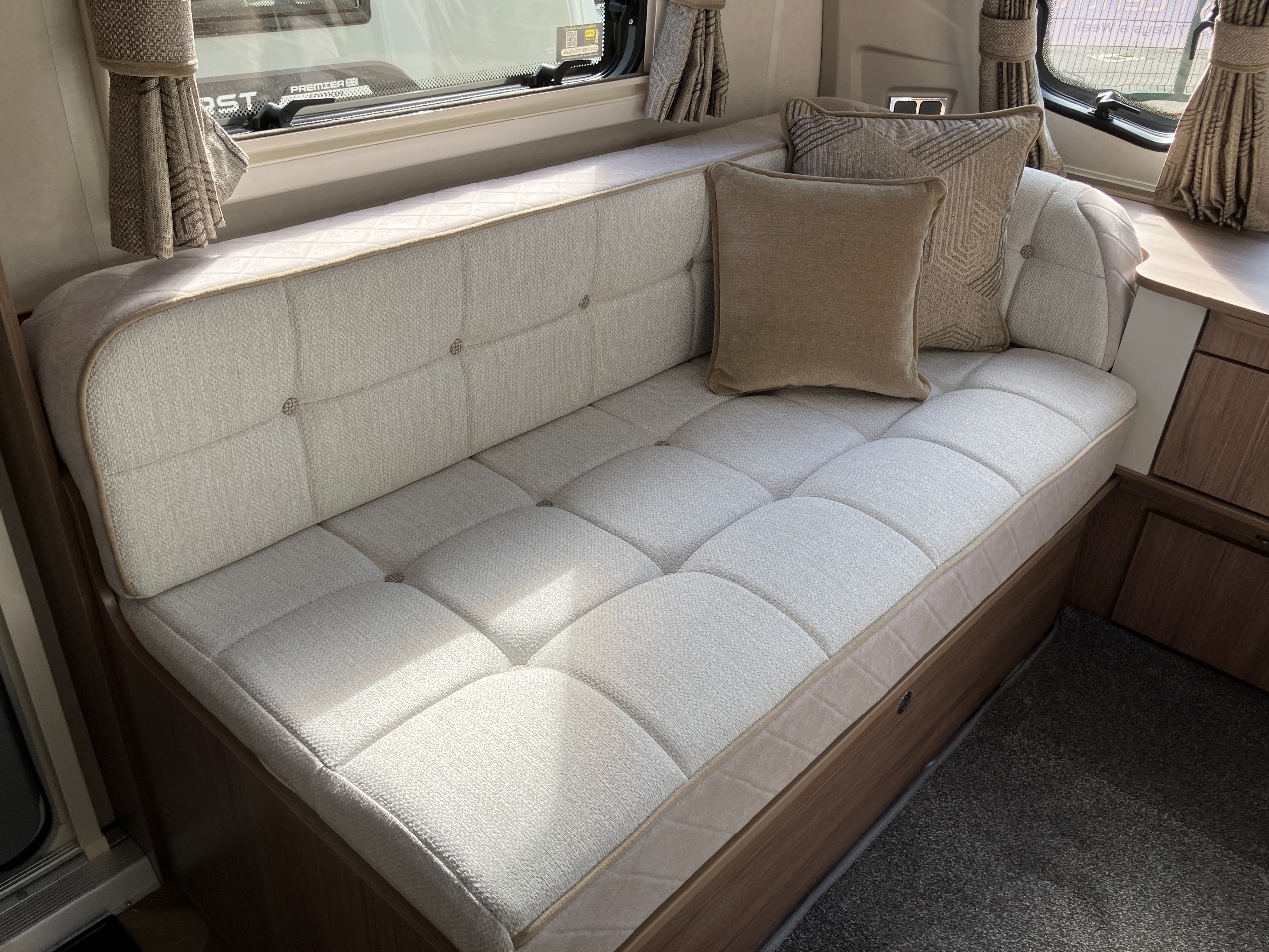 2027 Coachman VIP 565 Singleton Sussex Special Edition - LAST ONE, DEMONSTRATOR DISCOUNT, AVAILABLE NOW!