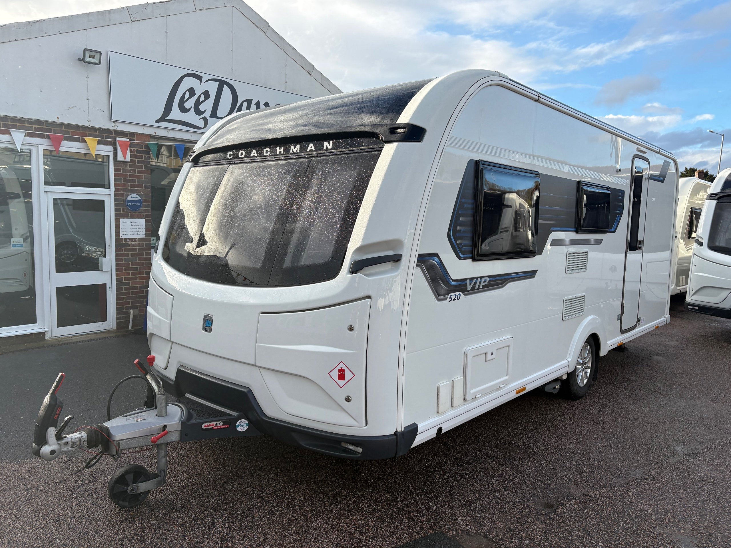 2020 Coachman VIP 520 - Exterior - Front