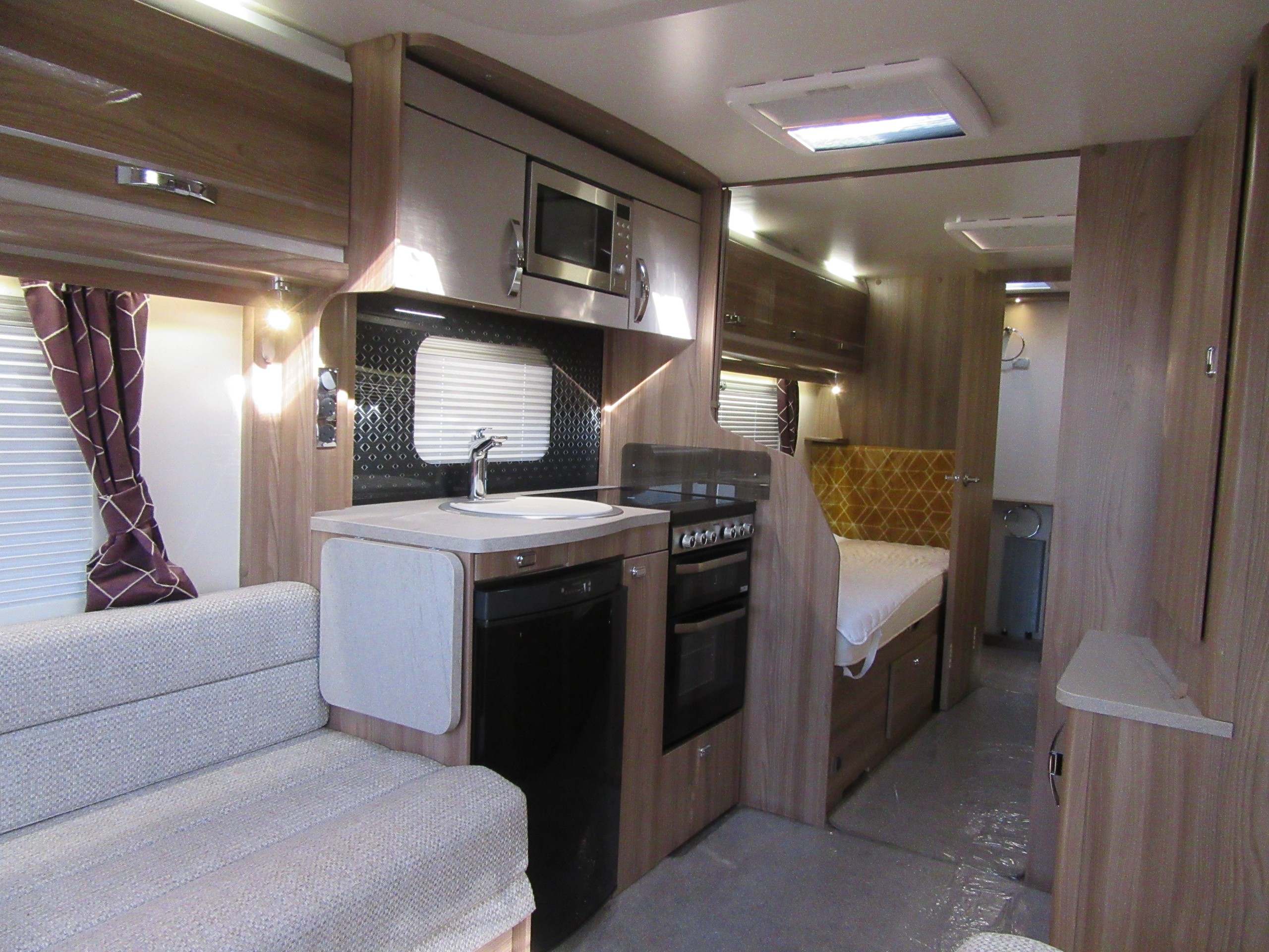 Swift Challenger X 865 FIXED SINGLE BEDS - 8ft Wide - ONE OWNER FULL SERVICE HISTORY