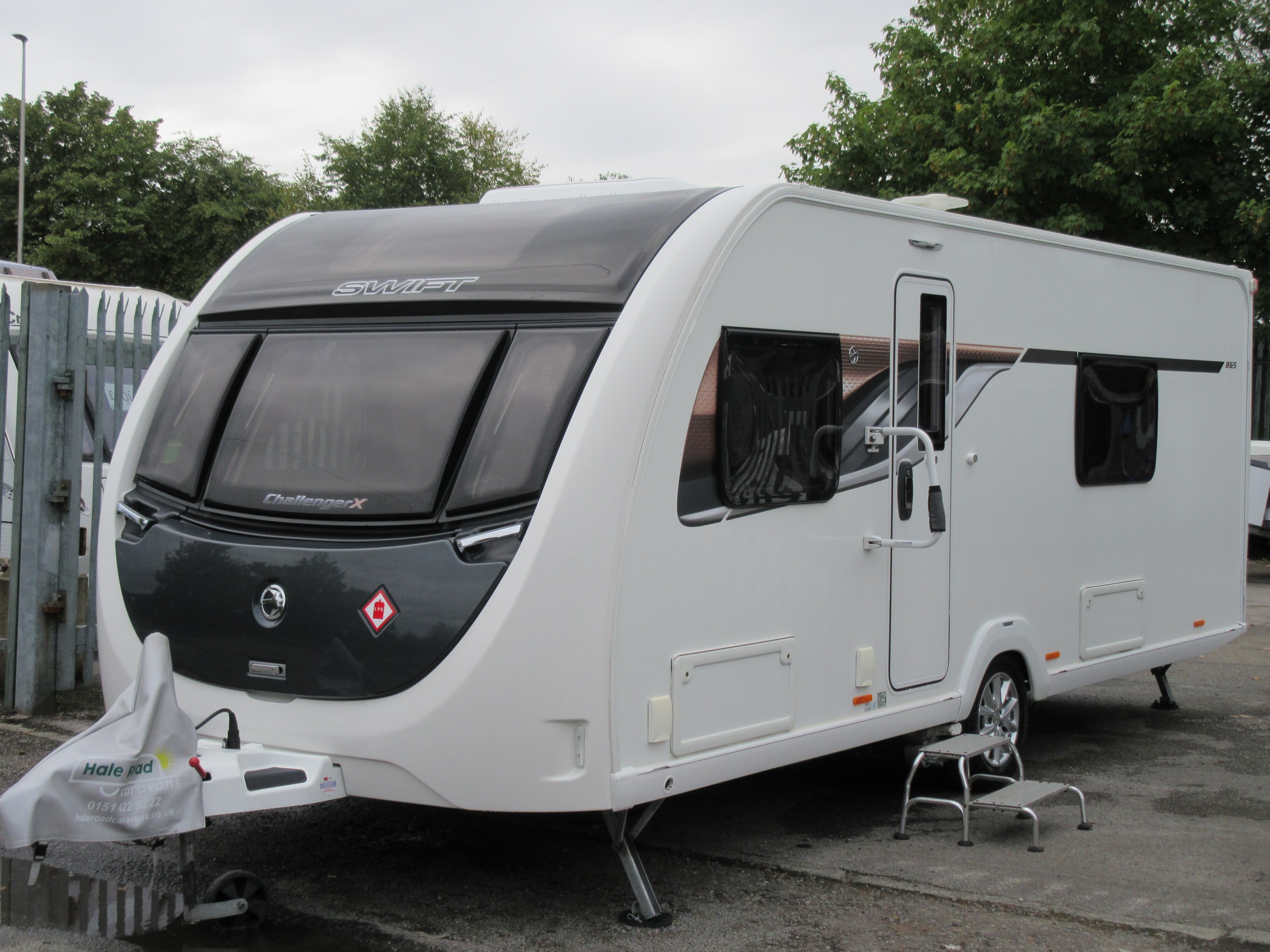 Swift Challenger X 865 FIXED SINGLE BEDS - 8ft Wide - ONE OWNER FULL SERVICE HISTORY - Exterior - Front