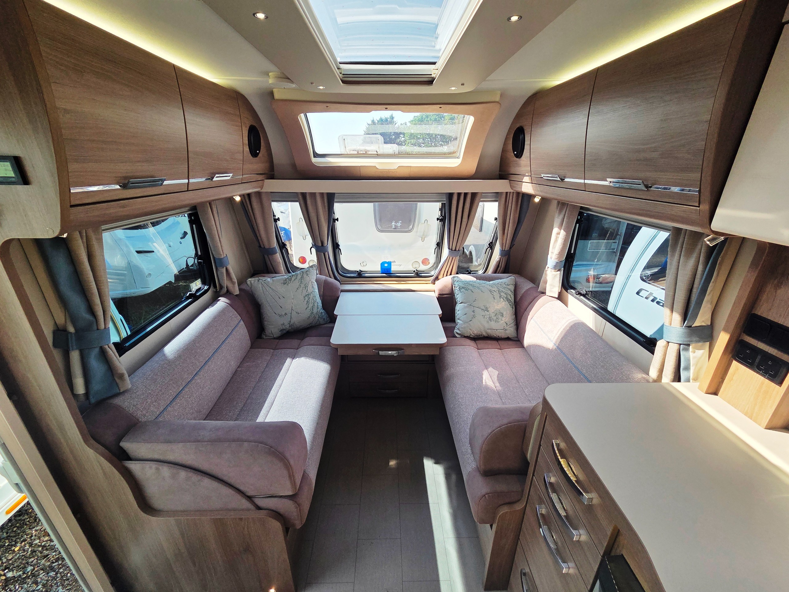2019 Compass Camino 554