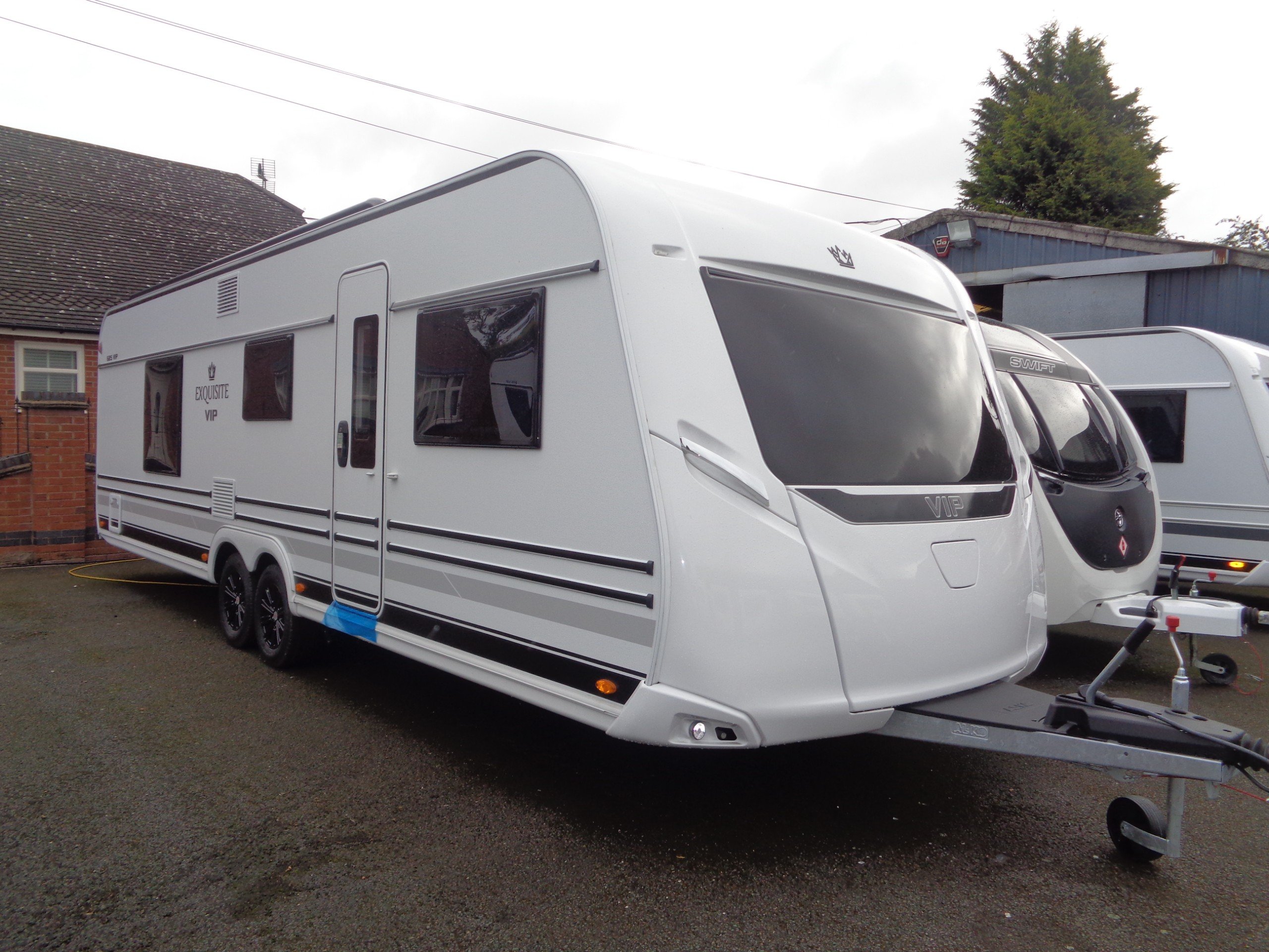 LMC 685 VIP Exquisit - Exterior - Front