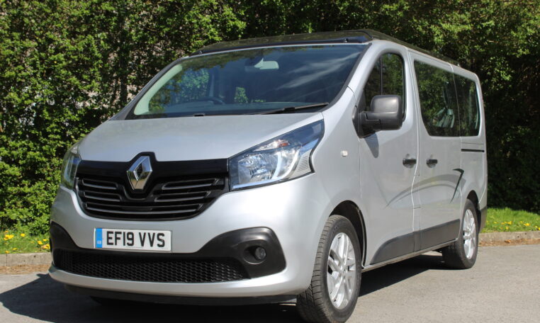 Renault Trafic SWB - Exterior - Front