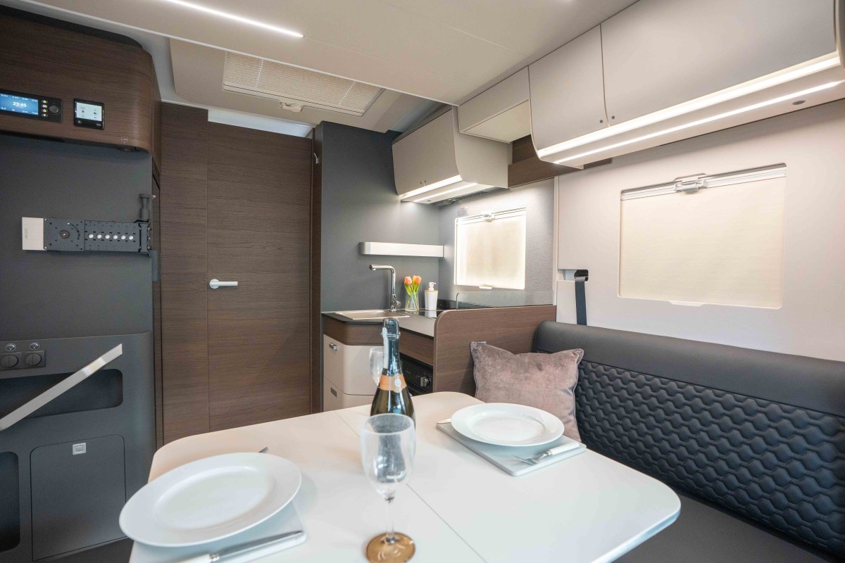 2026 Adria Matrix Supreme MB 670 DC 170BHP Auto