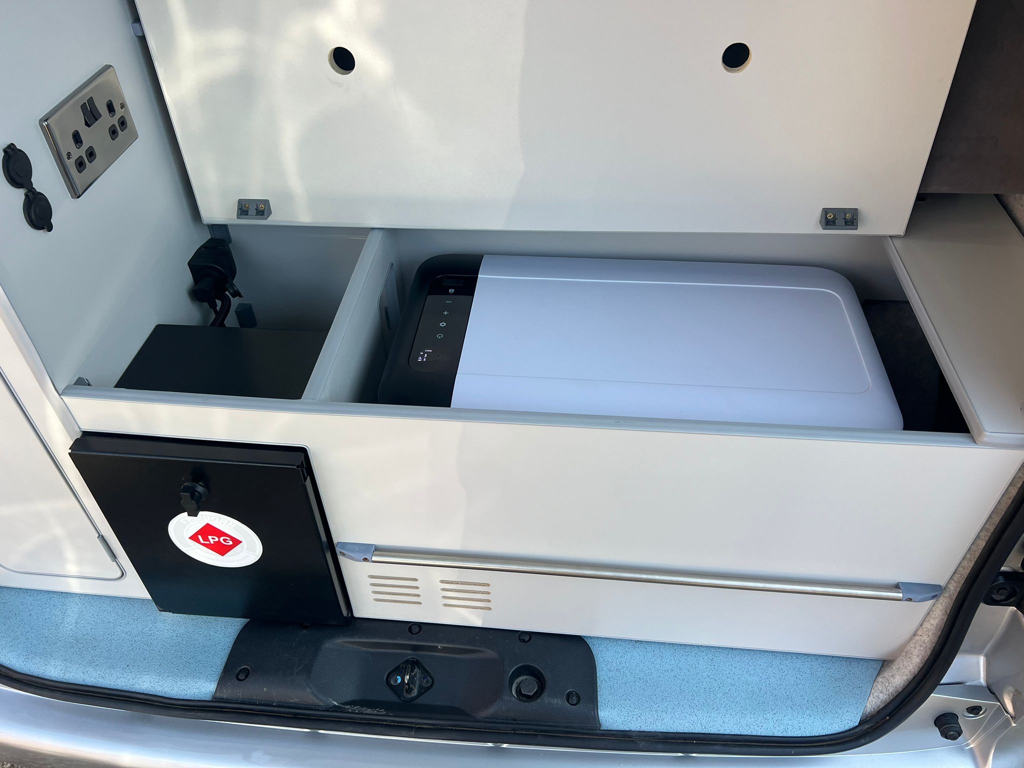 2012 Nissan NV200 1.6 Petrol Automatic Camper Elevating Roof, L shape Pull Out Bed on Runners with Porta Loo