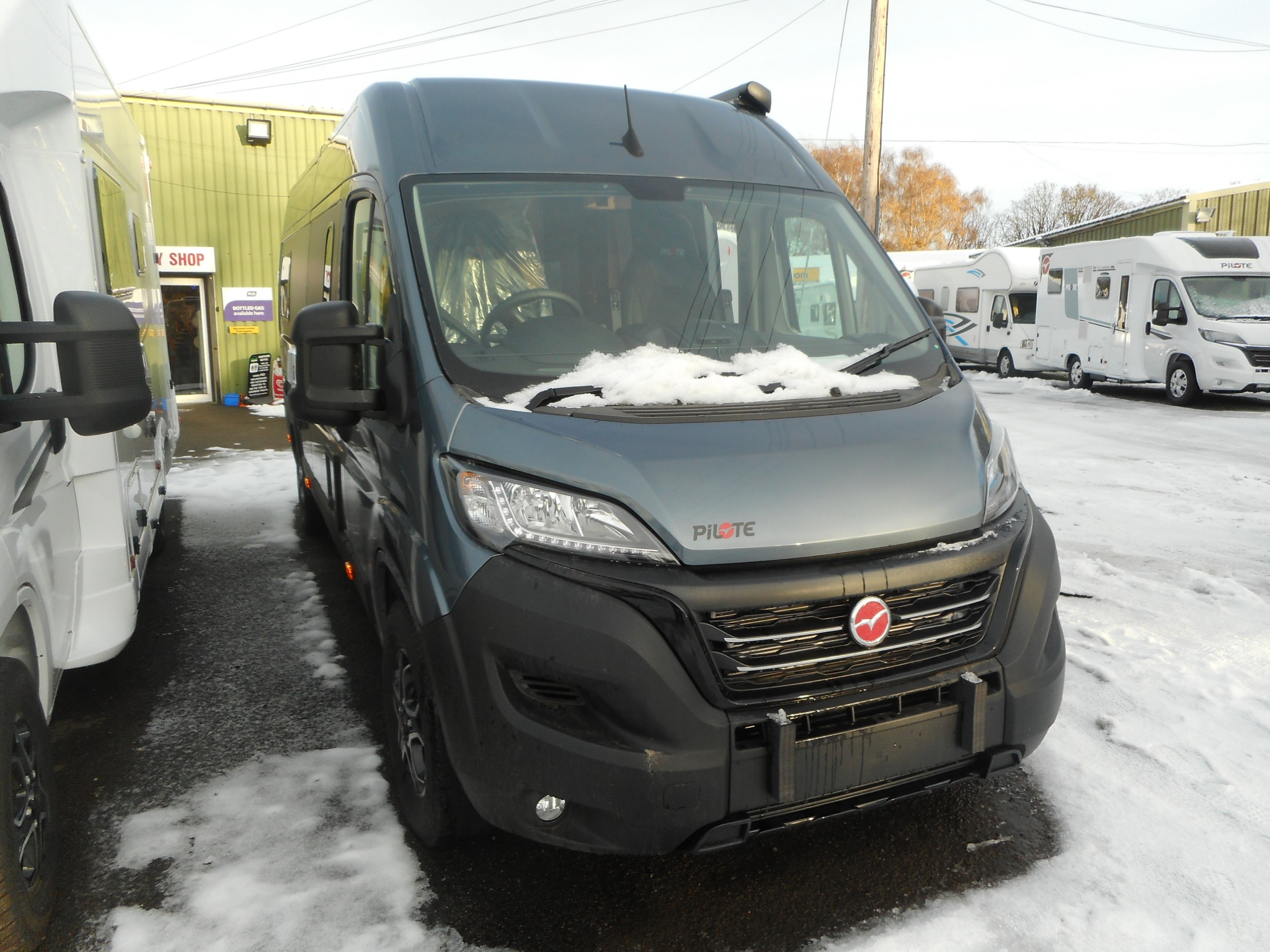 Pilote Cityvan V630LG PREMIUM - Exterior - Front
