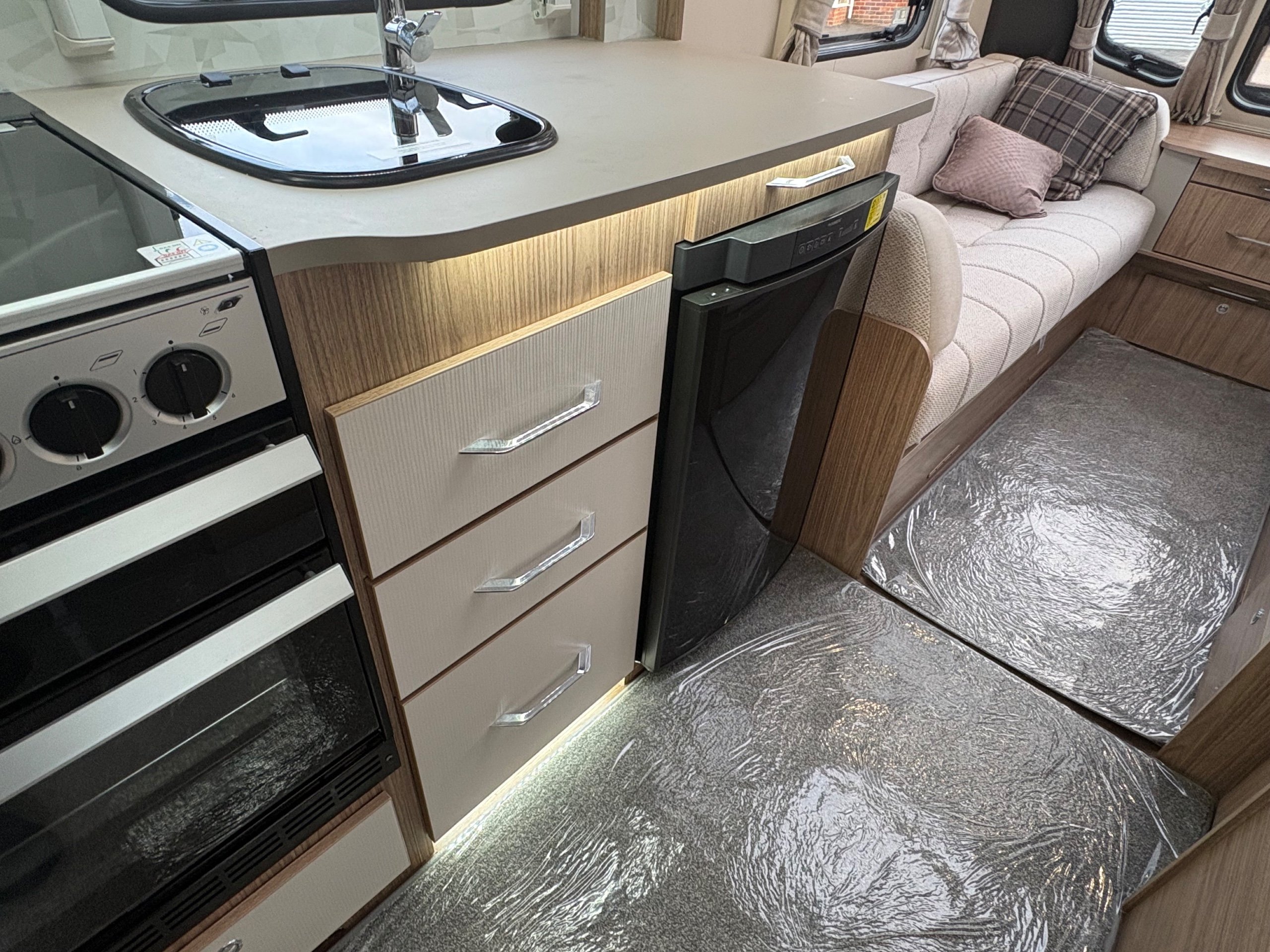 2019 Coachman VIP 520 - Exterior - Front