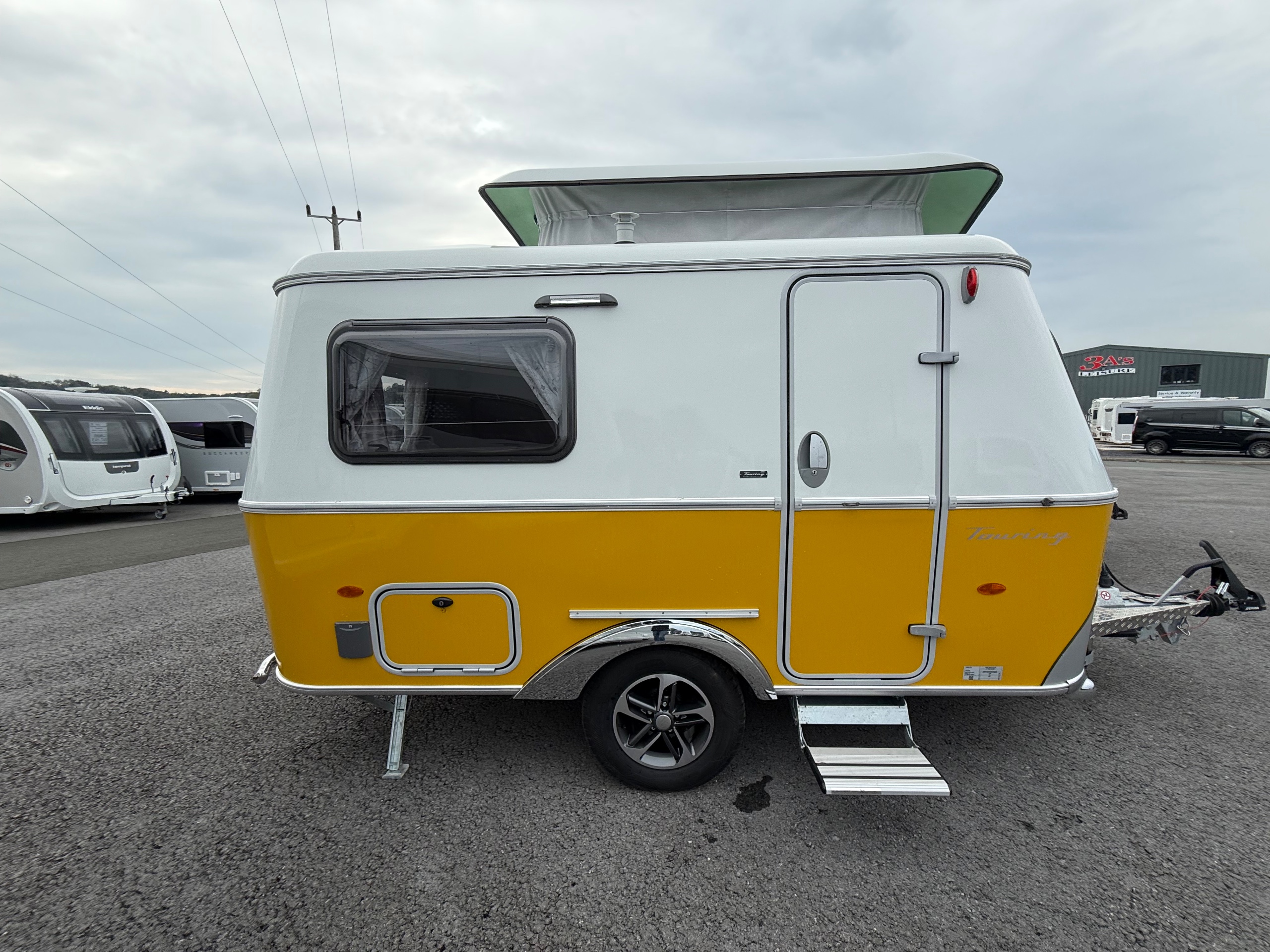 2025 Eriba Touring 310 - NUGGET GOLD EDITION