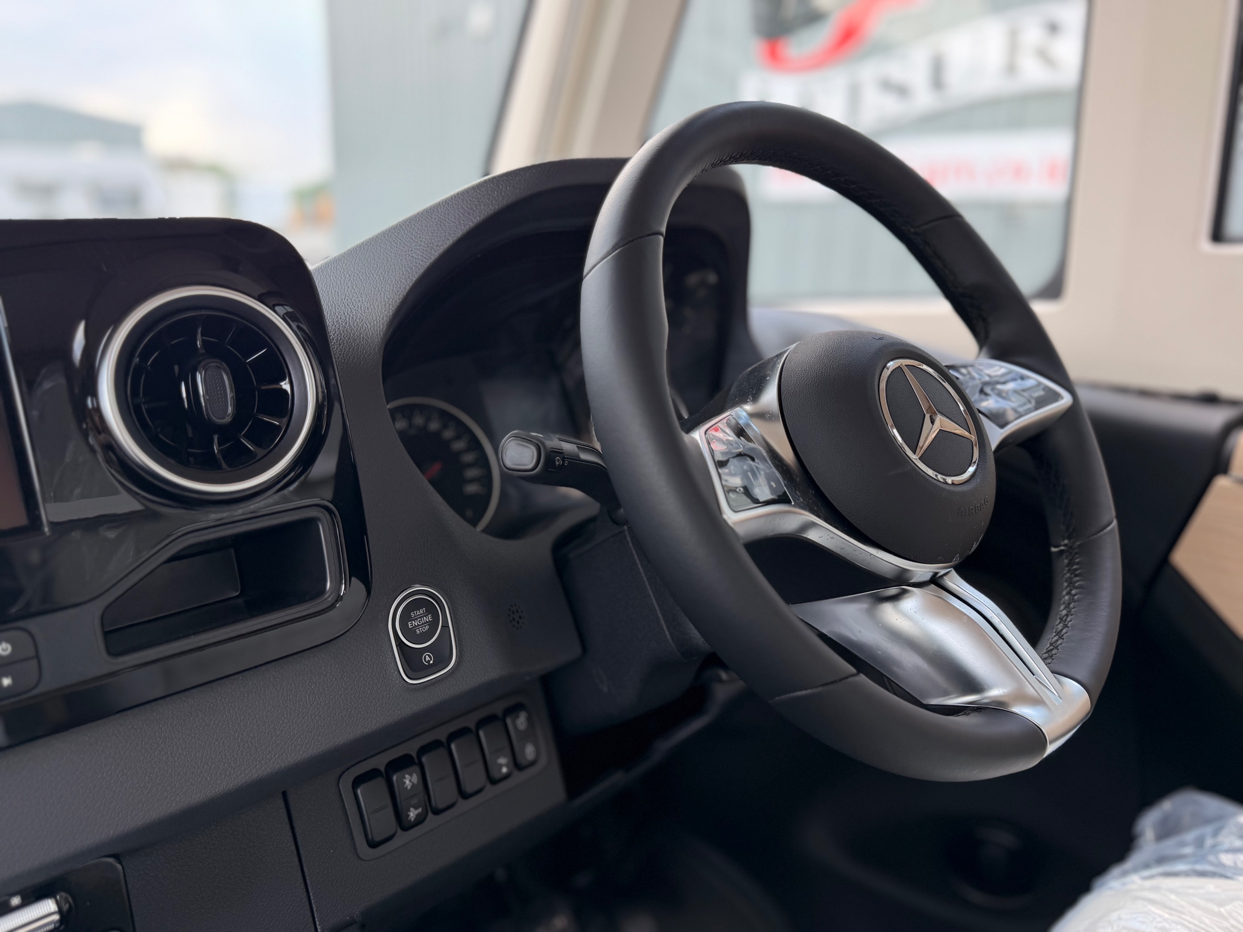 2027 Hymer B-ML 880 Blackline