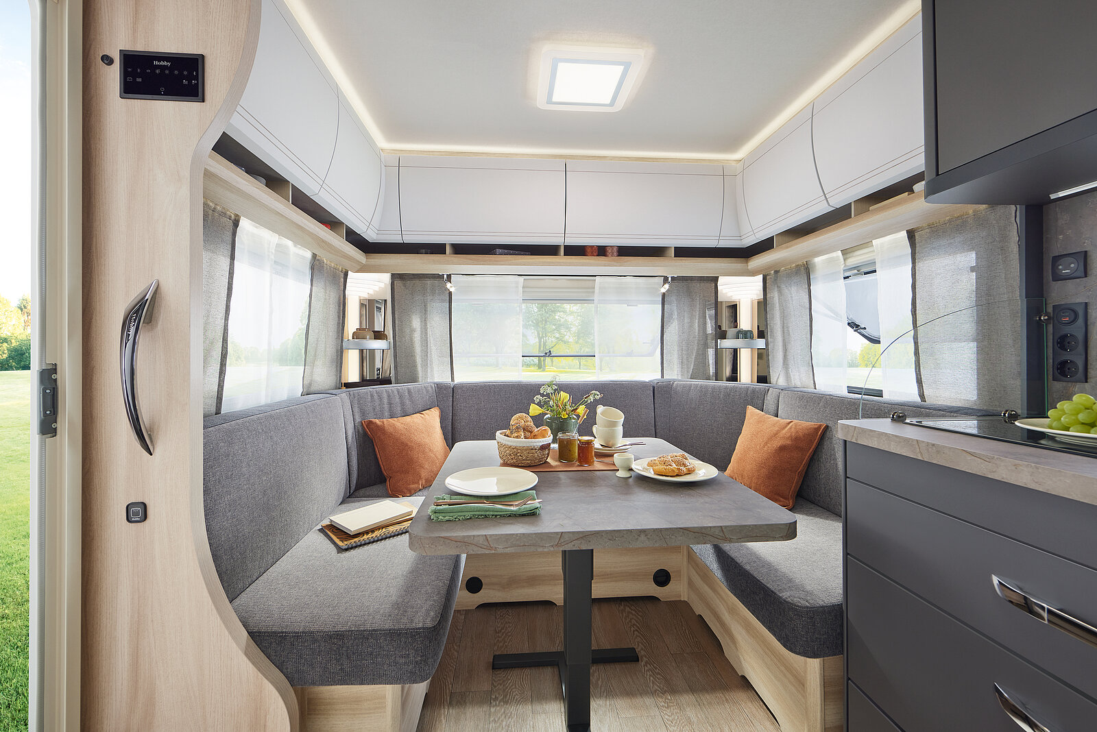 Hobby DE LUXE 460 UFE interior image