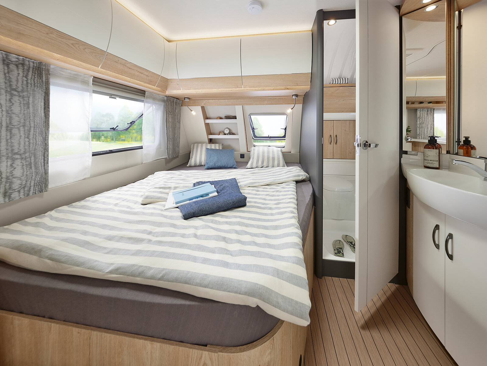 Hobby EXCELLENT EDITION 650 KMFE interior image