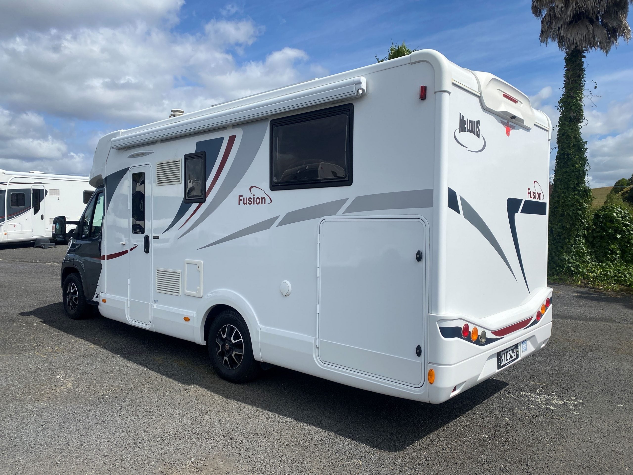 2025 MCLOUIS FUSION 373