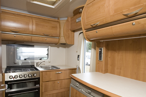 Auto-Trail Tracker EKS Lo-Line Tracker EKS, 2 Berth, 2 Belts, MOT, 12 Months Warranty, Habitation Check