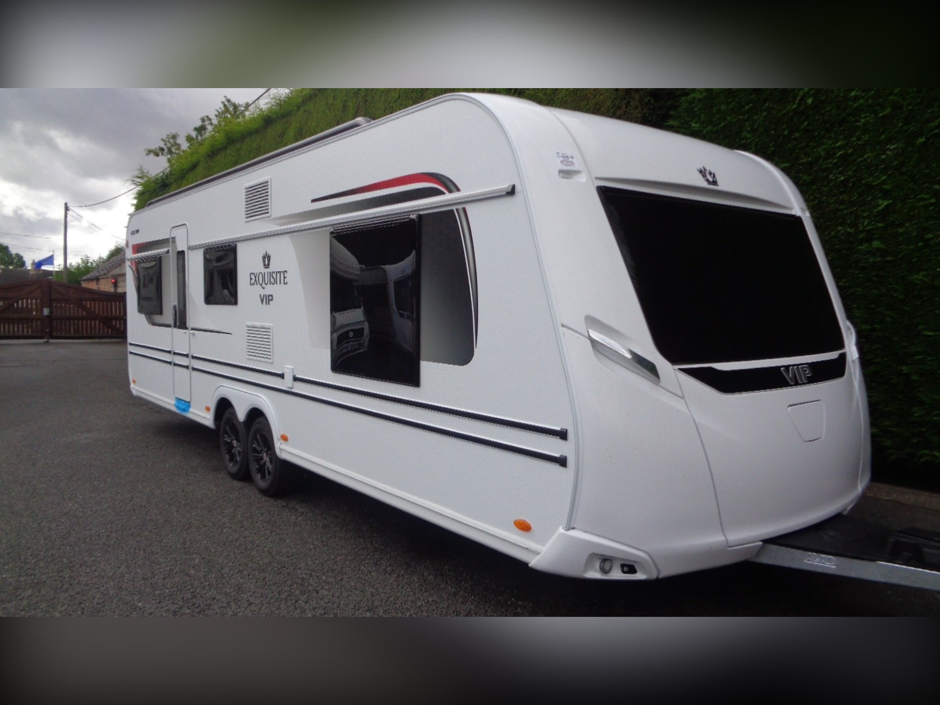 LMC 655 VIP Exquisit 4 BERTH,FIXED BED CARAVAN IN GOOD CLEAN CONDITION