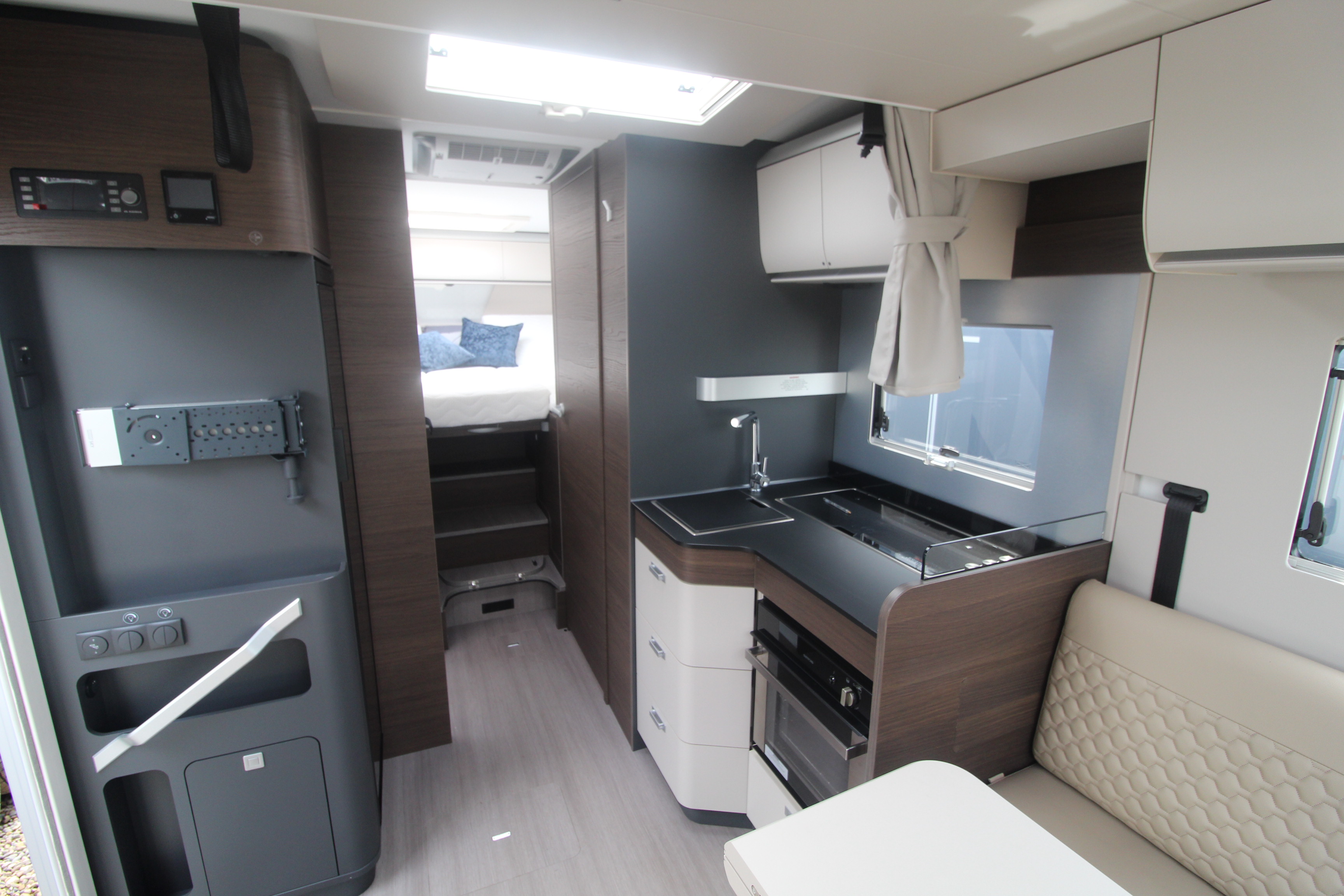 Adria Matrix Supreme 670 SC 180BHP Auto