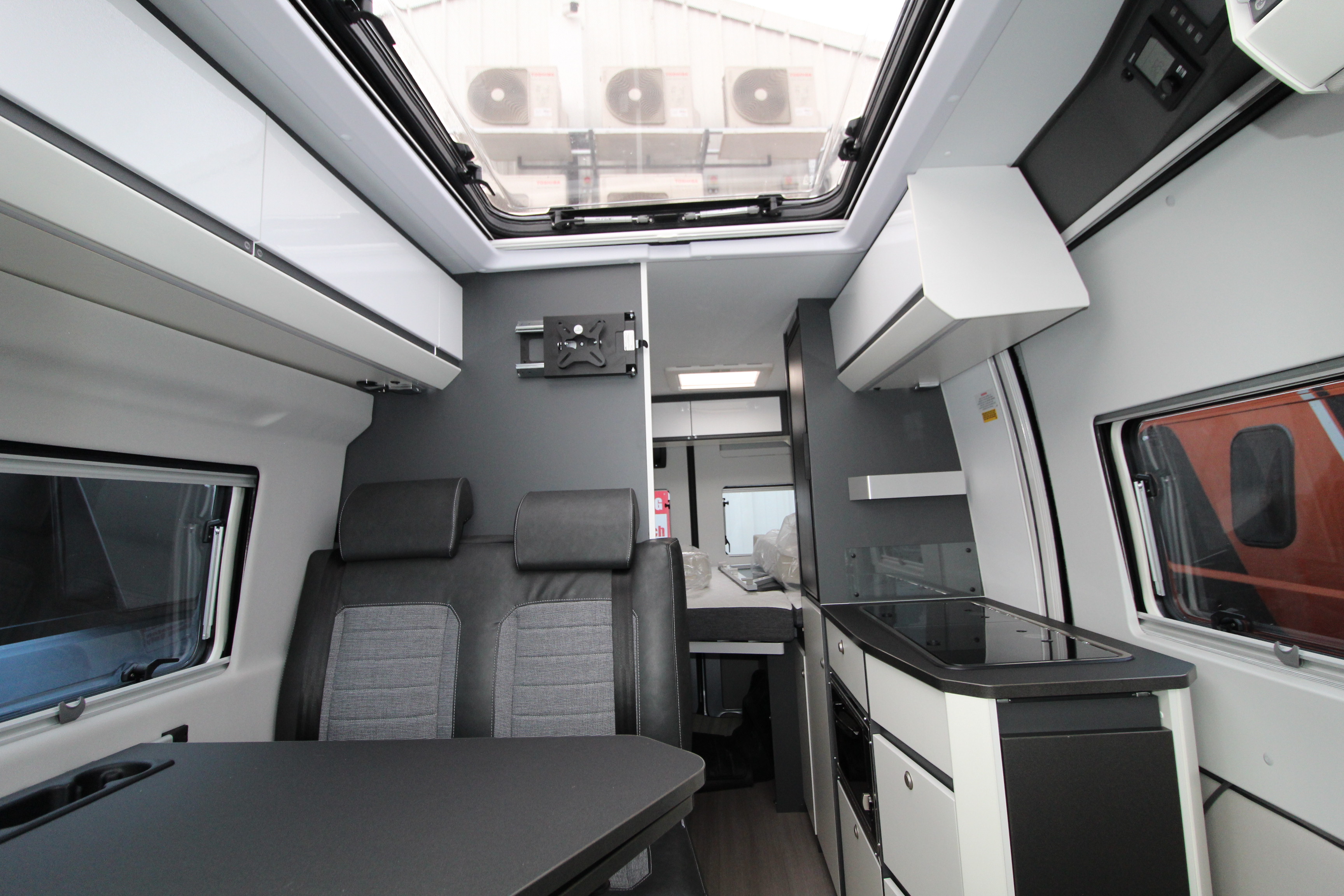 Adria Twin Supreme 600 SPB 140BHP