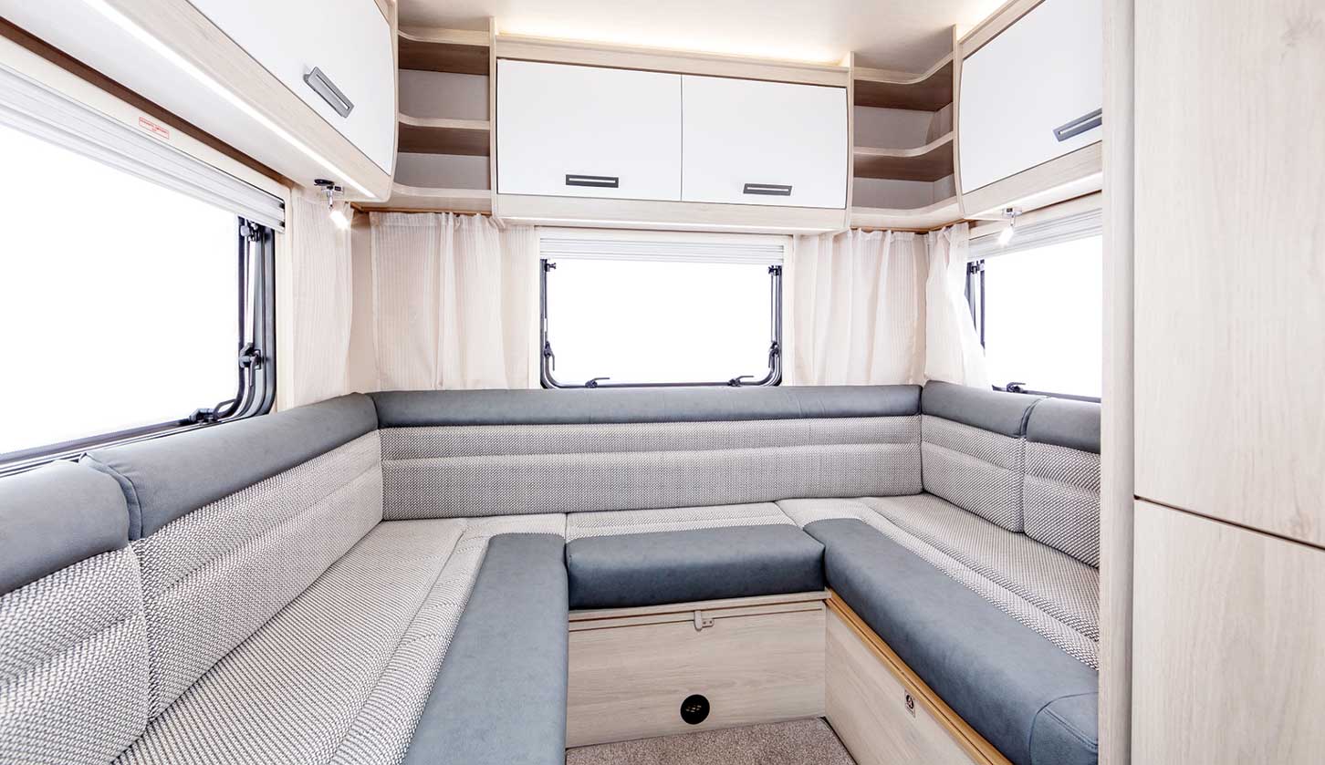 Auto-Trail F-line F67 Automatic , electric drop down bed, drivers and Lux packs plus more extras already included