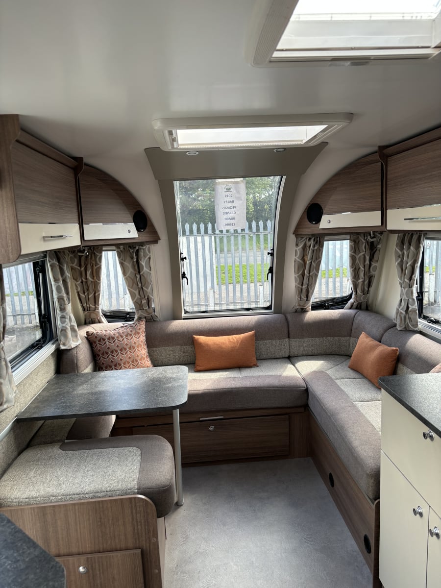 2018 Bailey Pegasus Rimini 4-Berth Caravan with Motor Mover