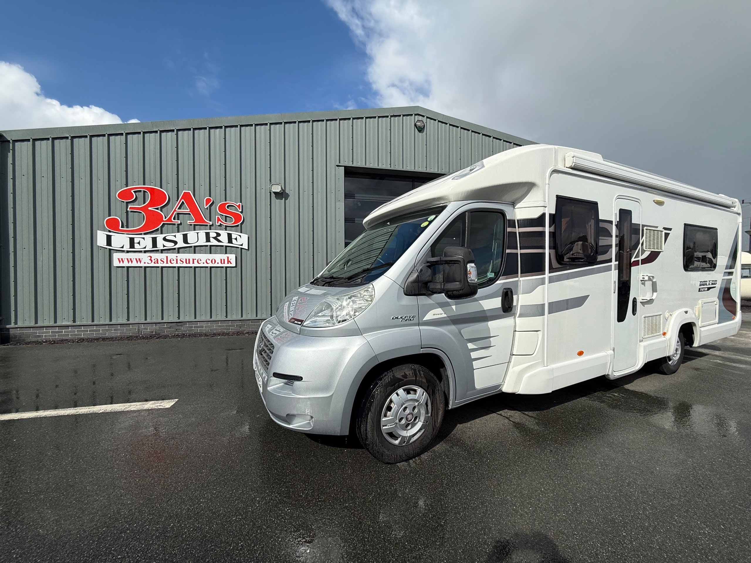 Swift Bolero 724 FB BLACK EDITION    -    New FIAT DUCATO Maxi Back To Back 42 150 Multijet