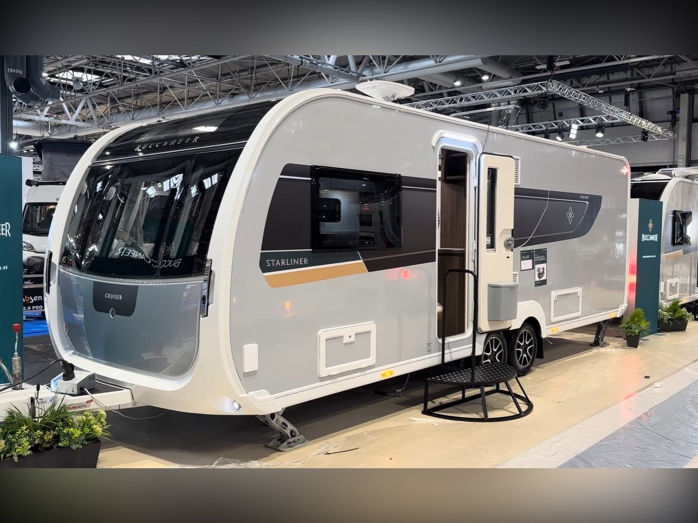 2026 Buccaneer Commodore Skyliner 8ft-Wide 4-Berth with Island Bed