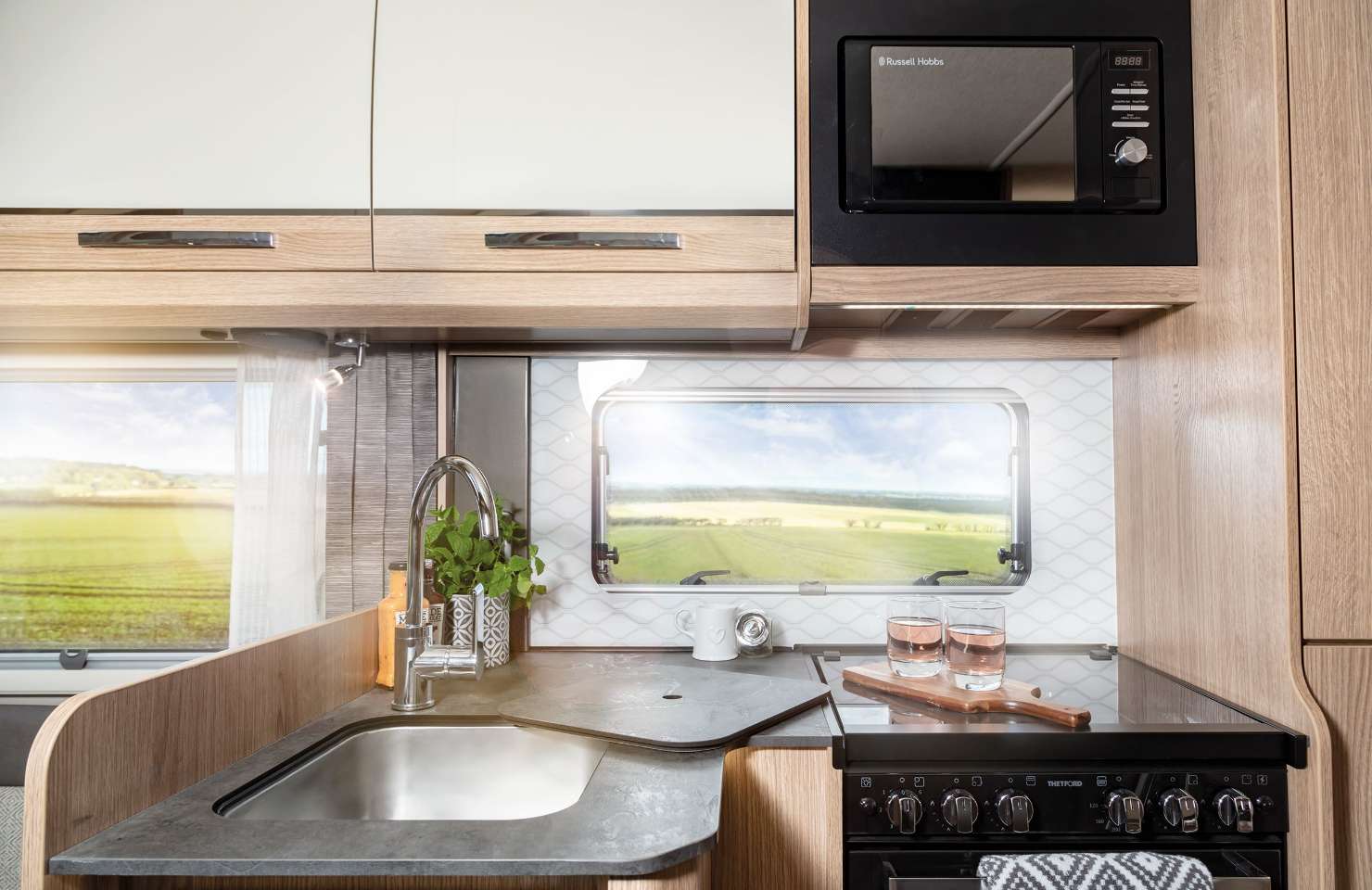 Auto-Trail Tracker FB French Bed