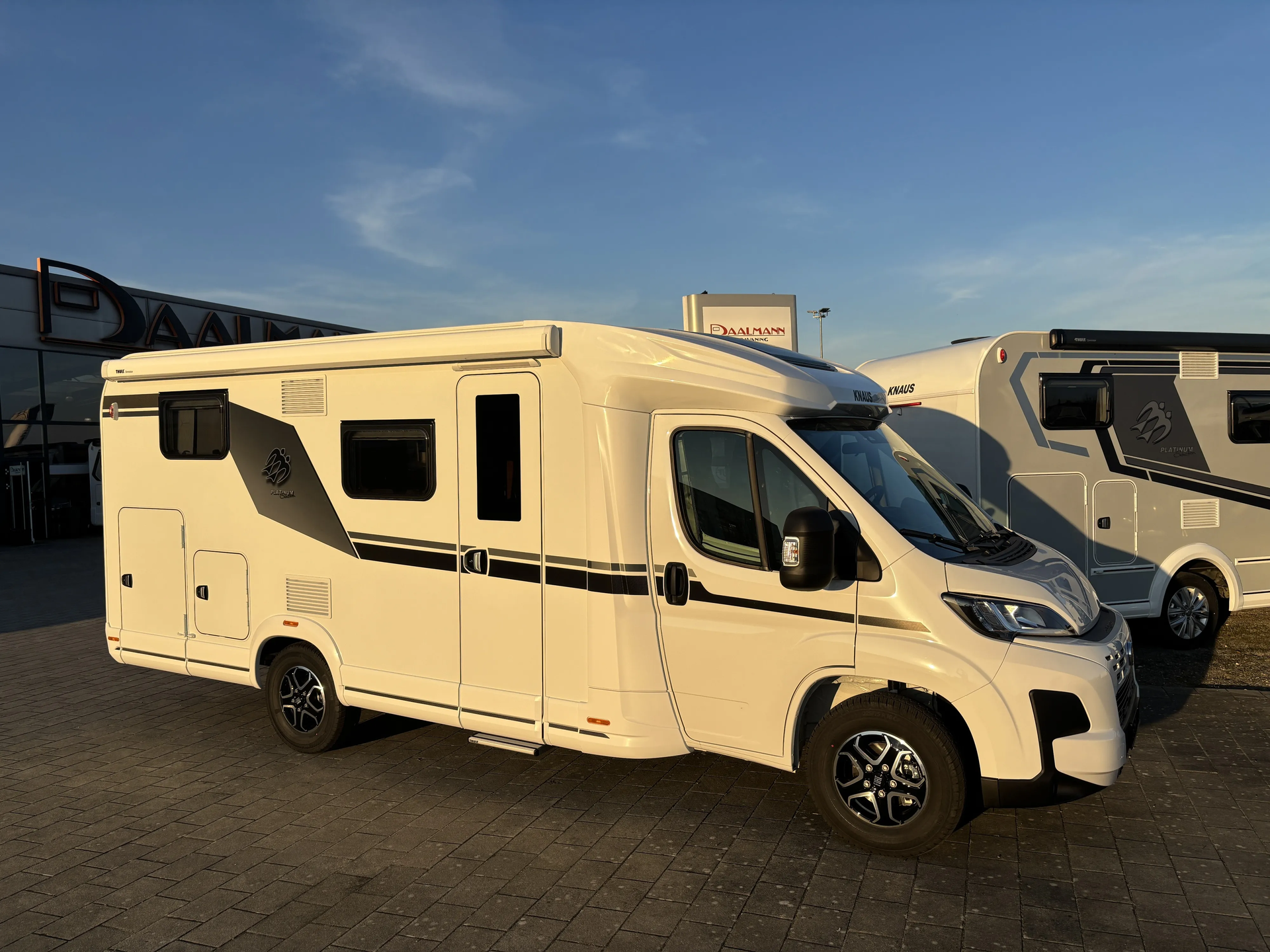 Knaus L!VE TI 650 MEG BLACK SELECTION