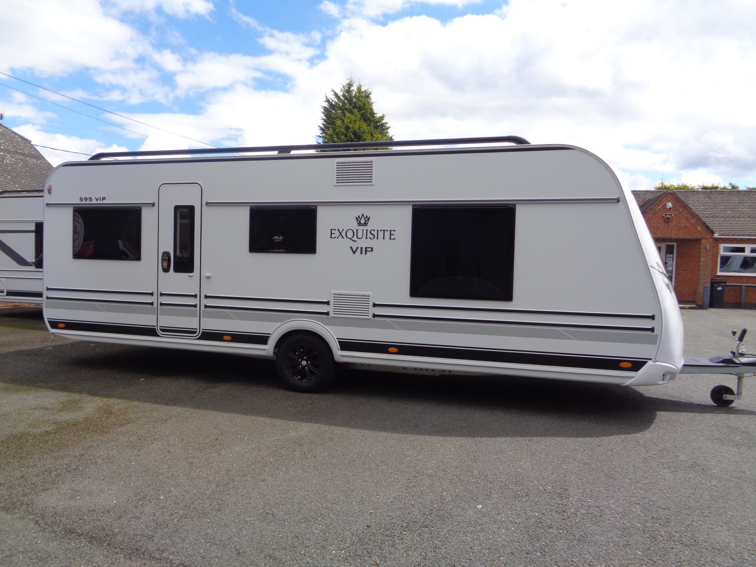2025 LMC 595 VIP Exquisit – 4-Berth with Fixed Island Bed