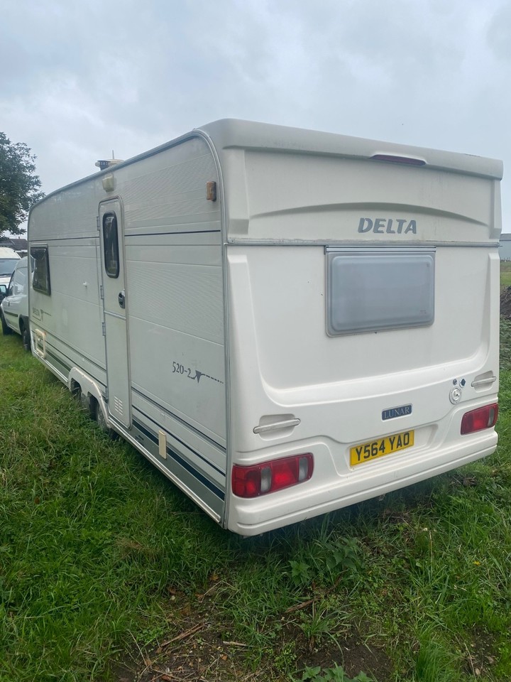 2004 Lunar Delta 520-2: Lightweight 2-Berth with End Washroom
