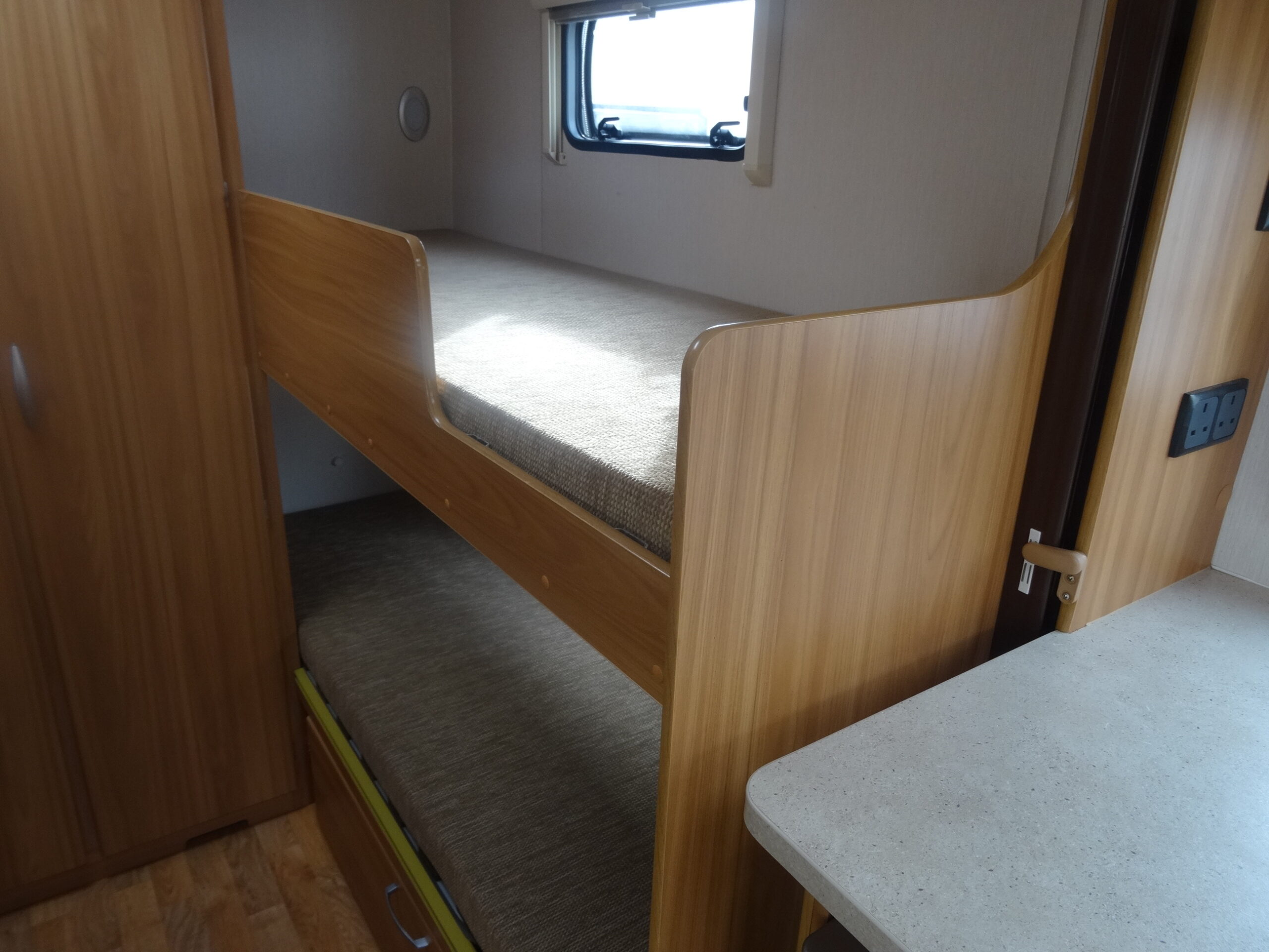 Lunar Lexon 550 (2012) Four-Berth Caravan with Side-Dinette