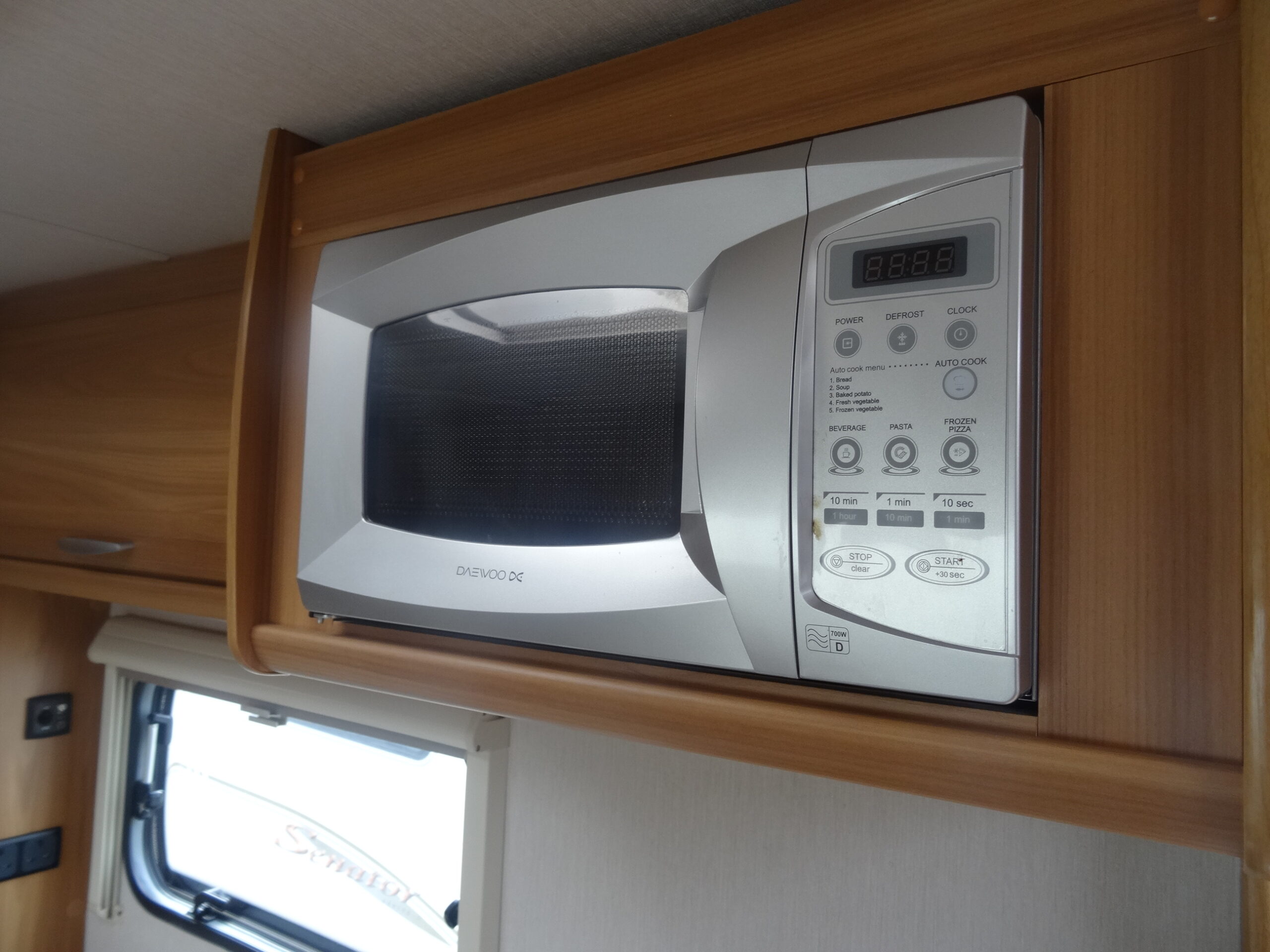 Lunar Lexon 550 (2012) Four-Berth Caravan with Side-Dinette