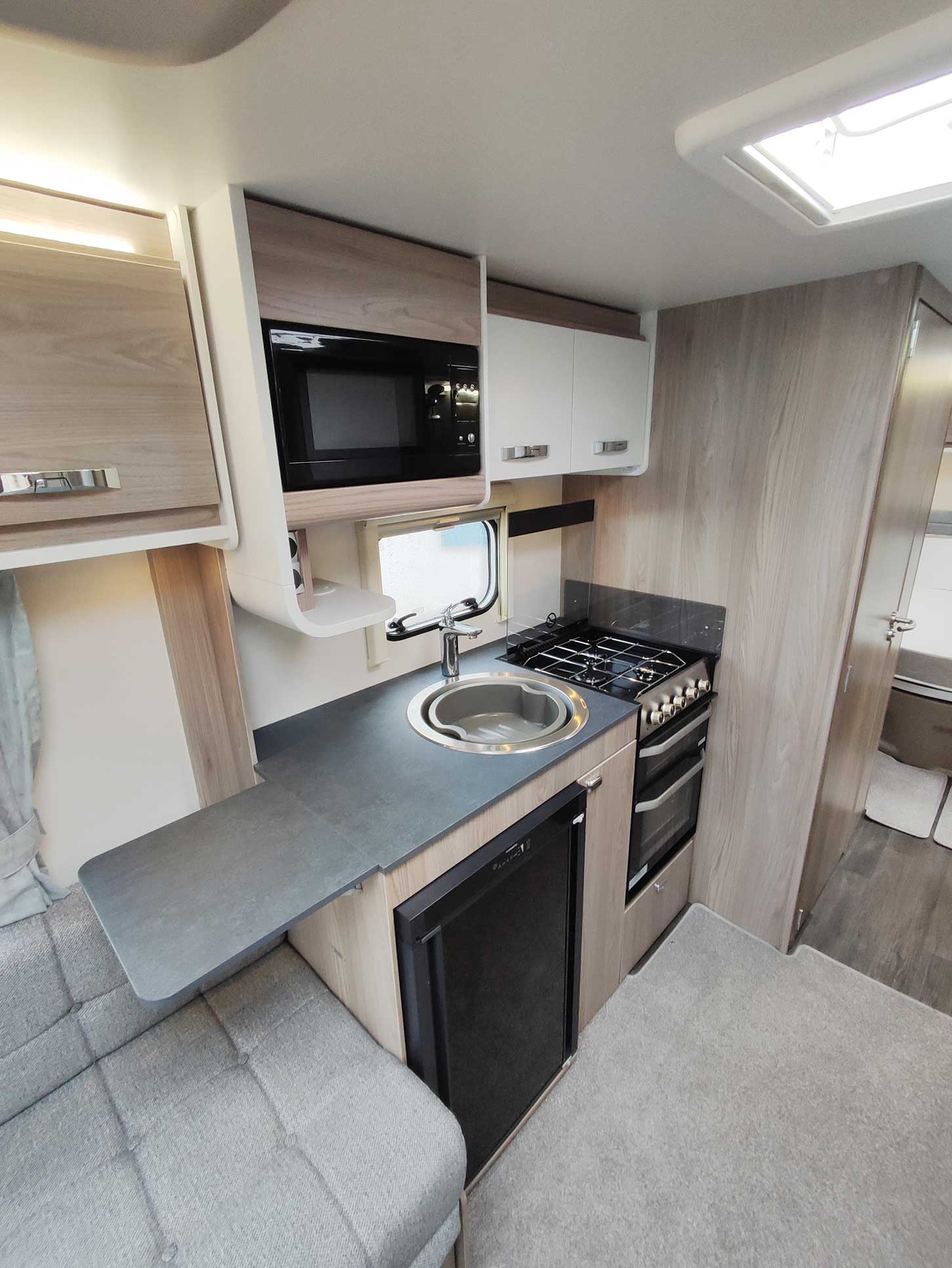 2023 Sprite Quattro FB Twin-Axle 6-Berth Caravan with Fixed Bed
