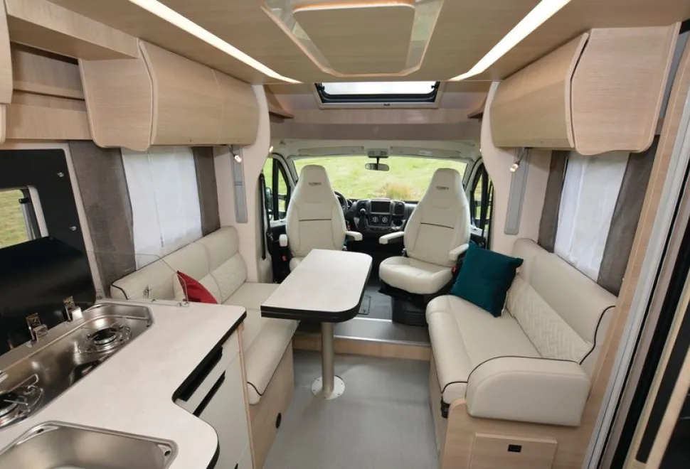 2027 Rapido 696F