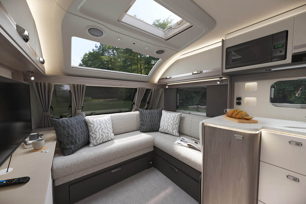 2027 Swift Conqueror Grande 645