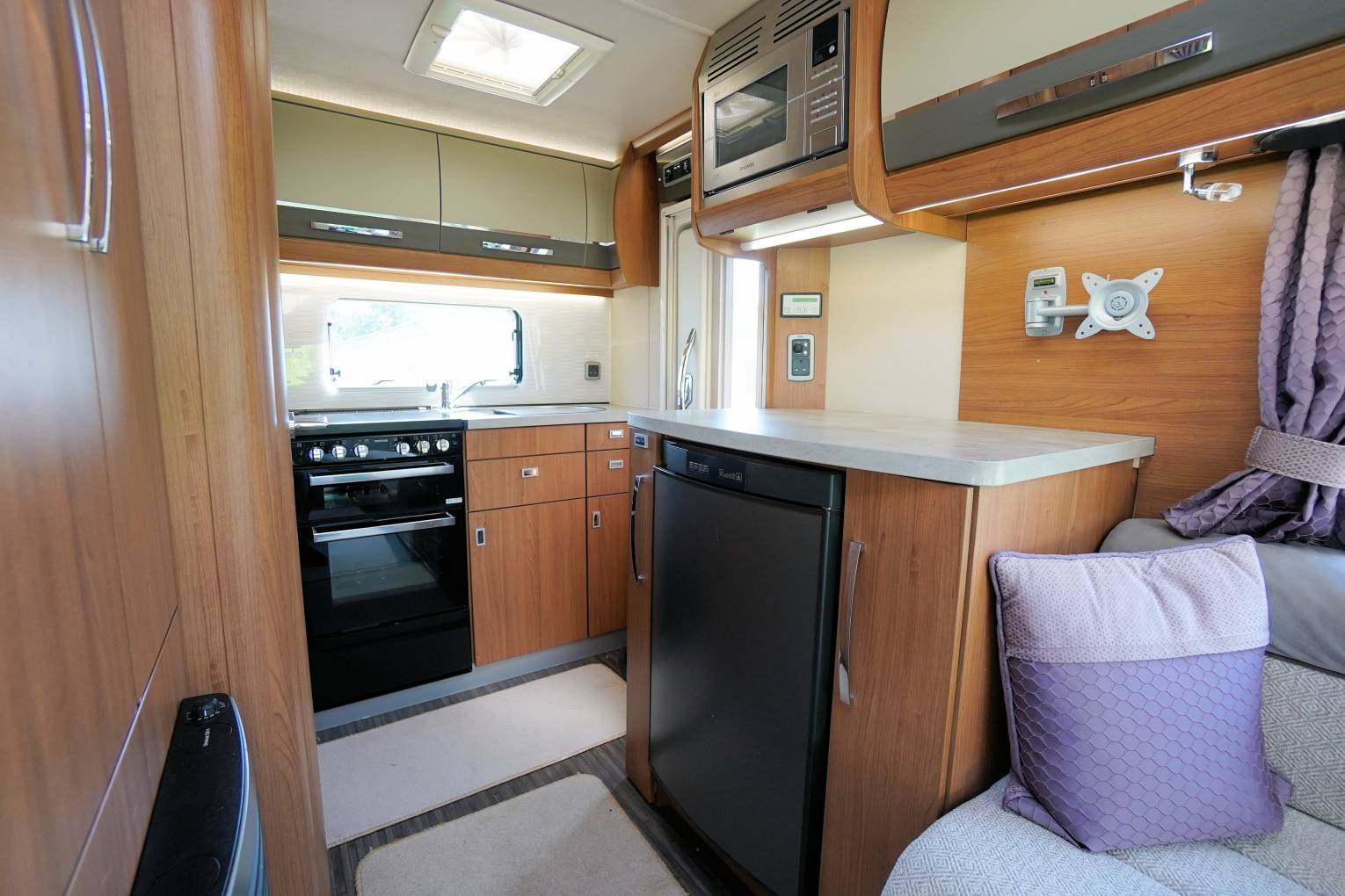 Auto-Trail Tracker EKS Lo-Line Tracker EKS, 2 Berth, 2 Belts, MOT, 12 Months Warranty, Habitation Check