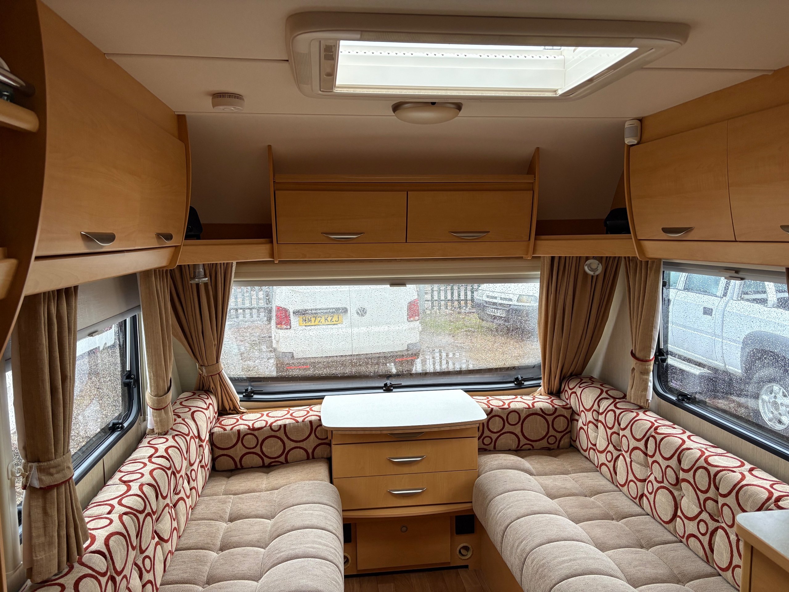 2010 Xplore 452 - Lightweight 2-Berth Caravan with Fixed Island Bed